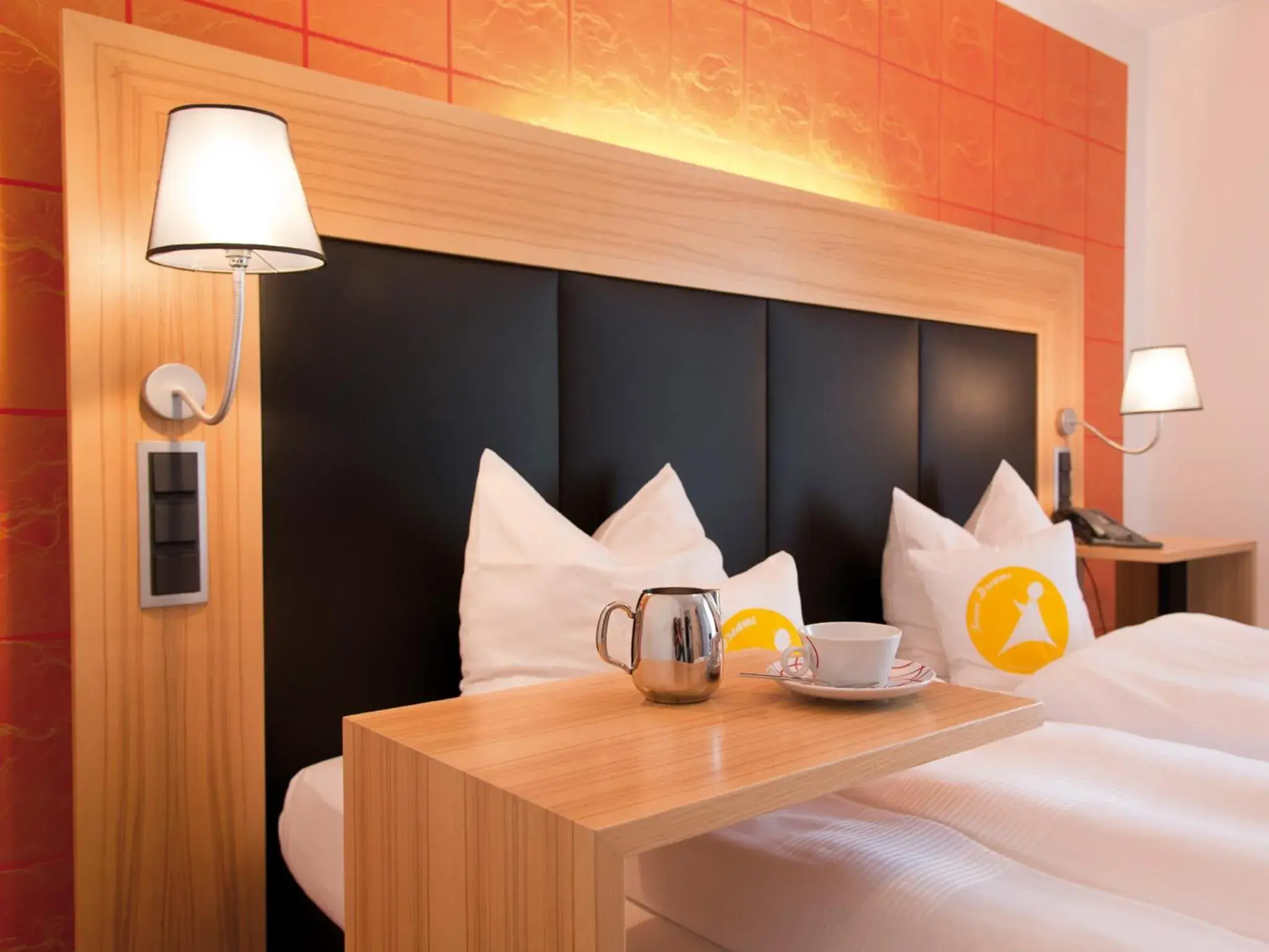 Photo of the whole room, Bed in Avenon Privat-Hotel Am Steinberg Photo of the whole room, Bed in Avenon Privat-Hotel Am Steinberg