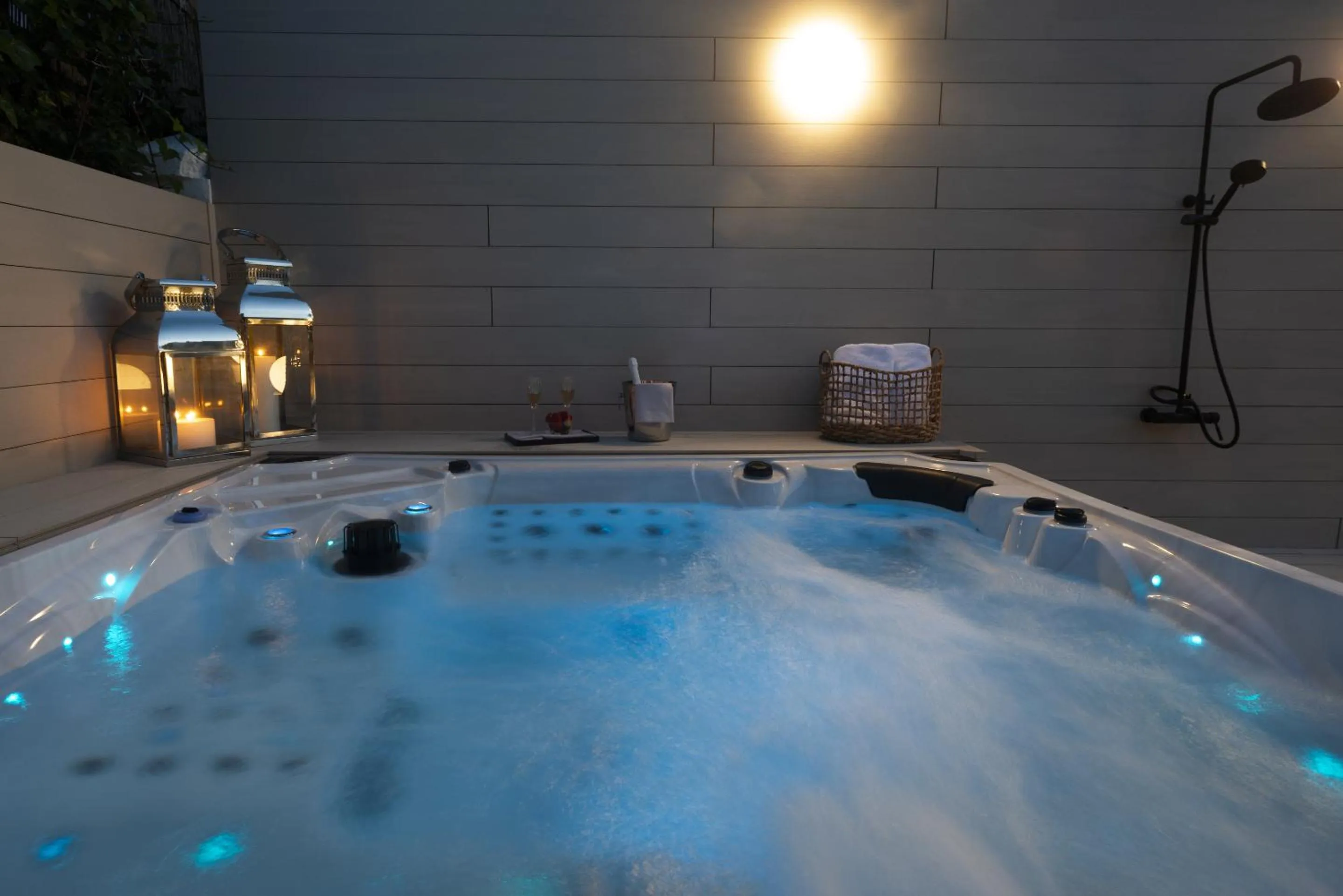 Hot Tub in La Playa Suites Suances