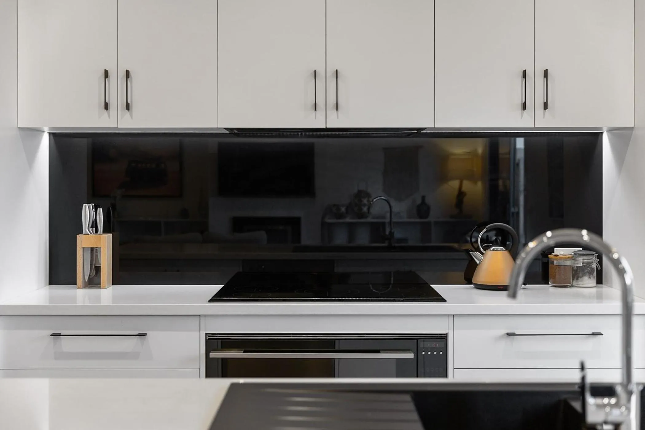 Kitchen or kitchenette in TORQUAY Relax and Unwind Beach 300m Table Tennis