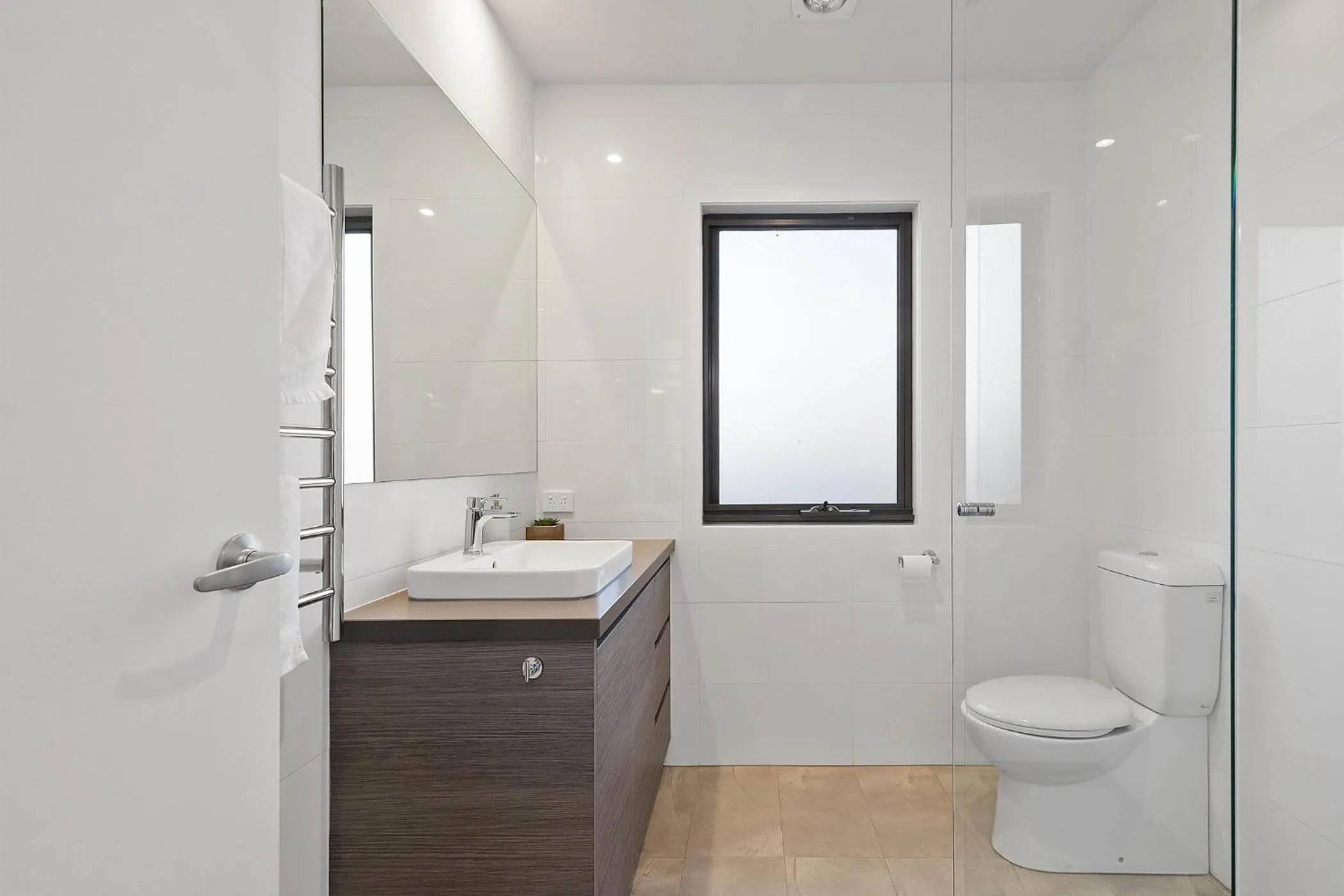 Bathroom in TORQUAY Relax and Unwind Beach 300m Table Tennis