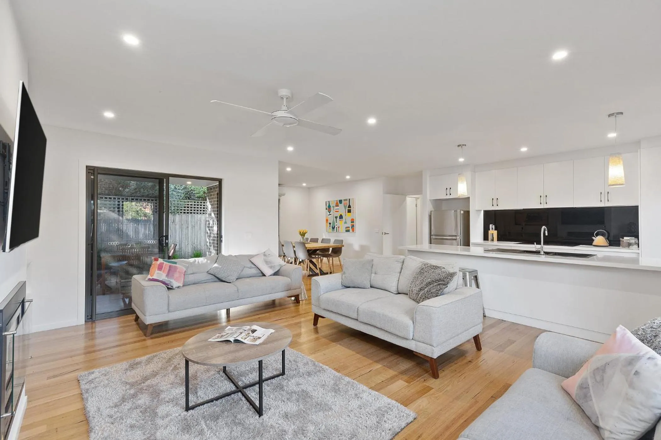 Living room in TORQUAY Relax and Unwind Beach 300m Table Tennis