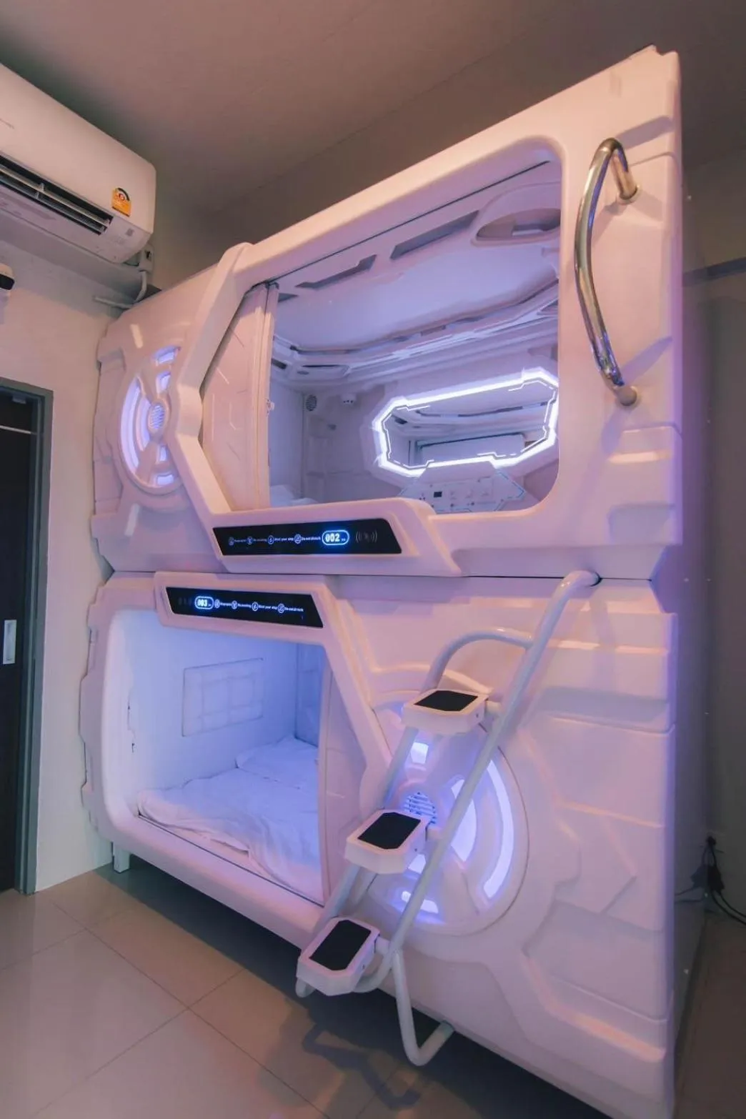 bunk bed, Bed in Psych Hostel