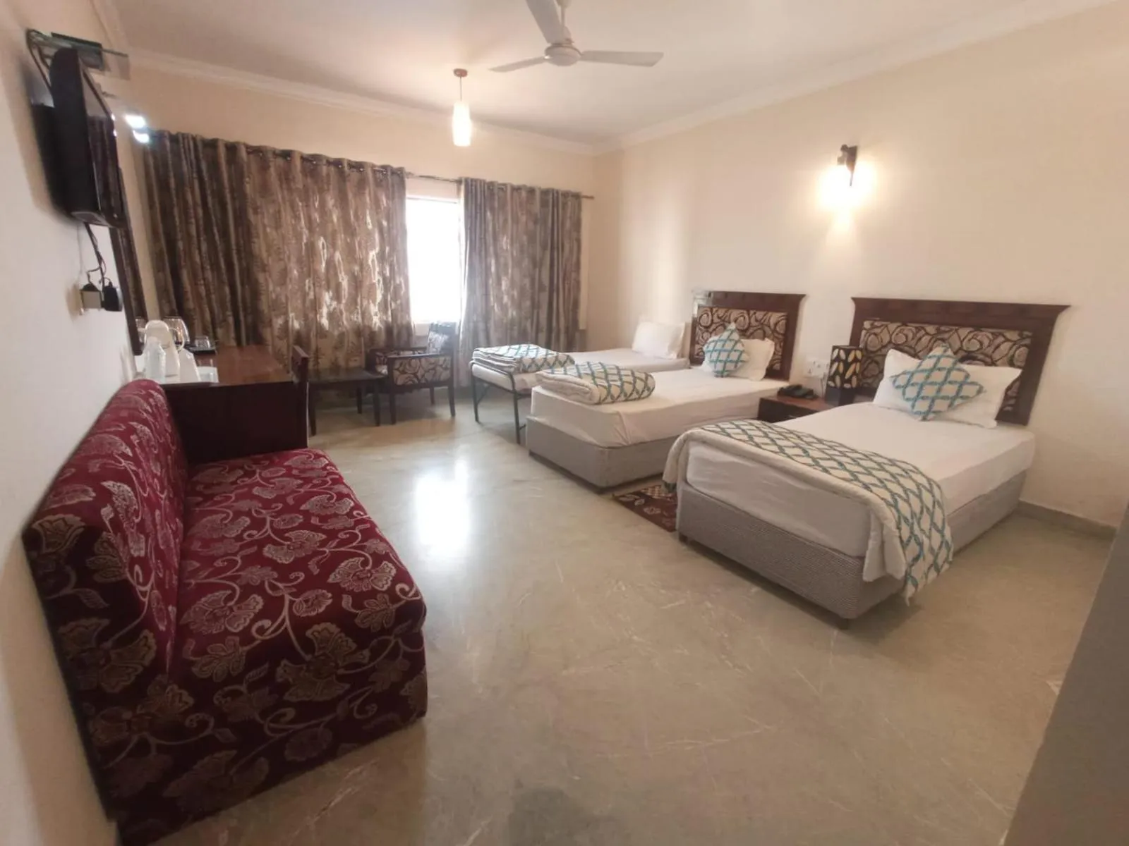 Living room, Bed in Hotel Taj Darbar