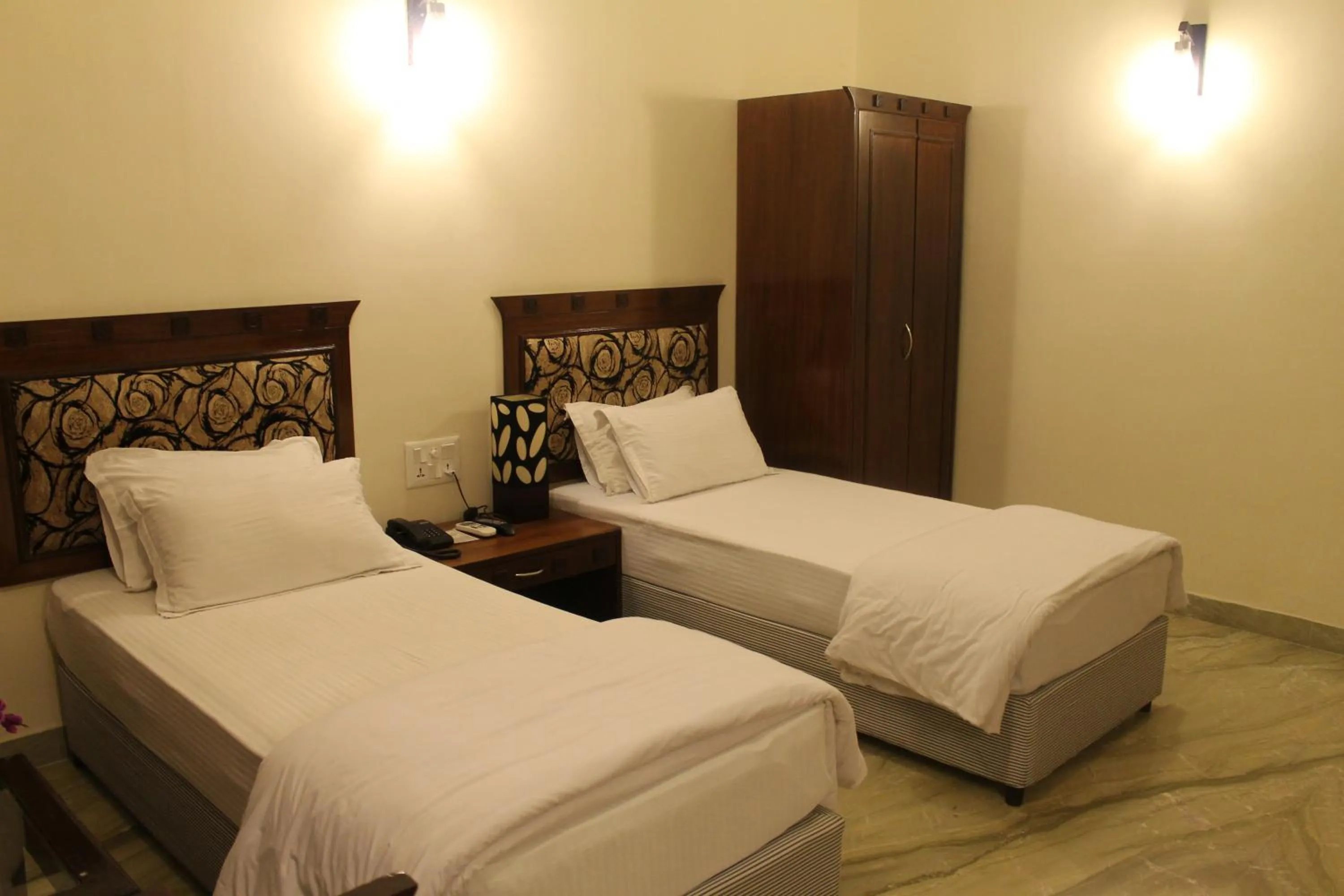 Toilet, Bed in Hotel Taj Darbar