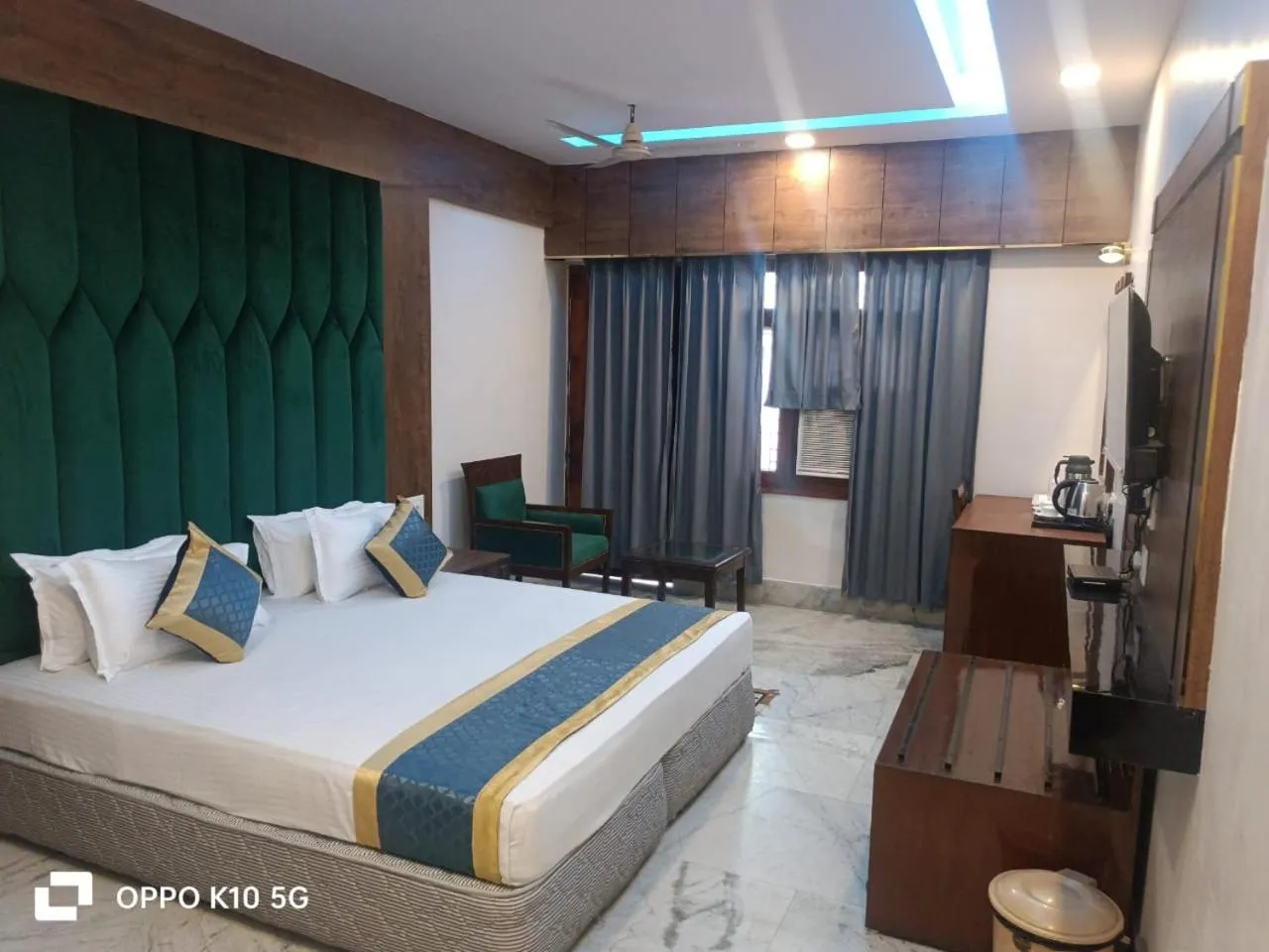 Bed in Hotel Taj Darbar