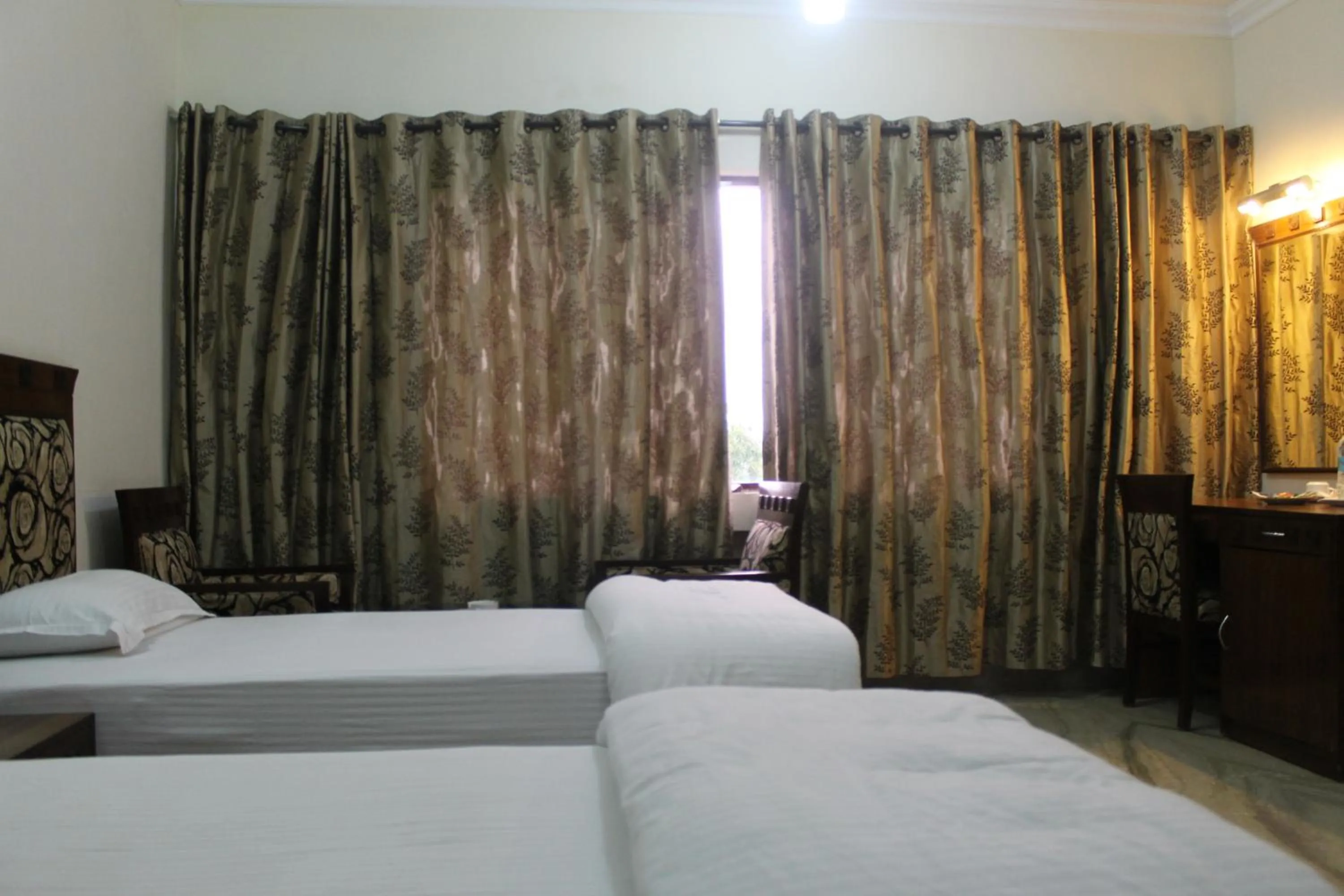 Toilet, Bed in Hotel Taj Darbar