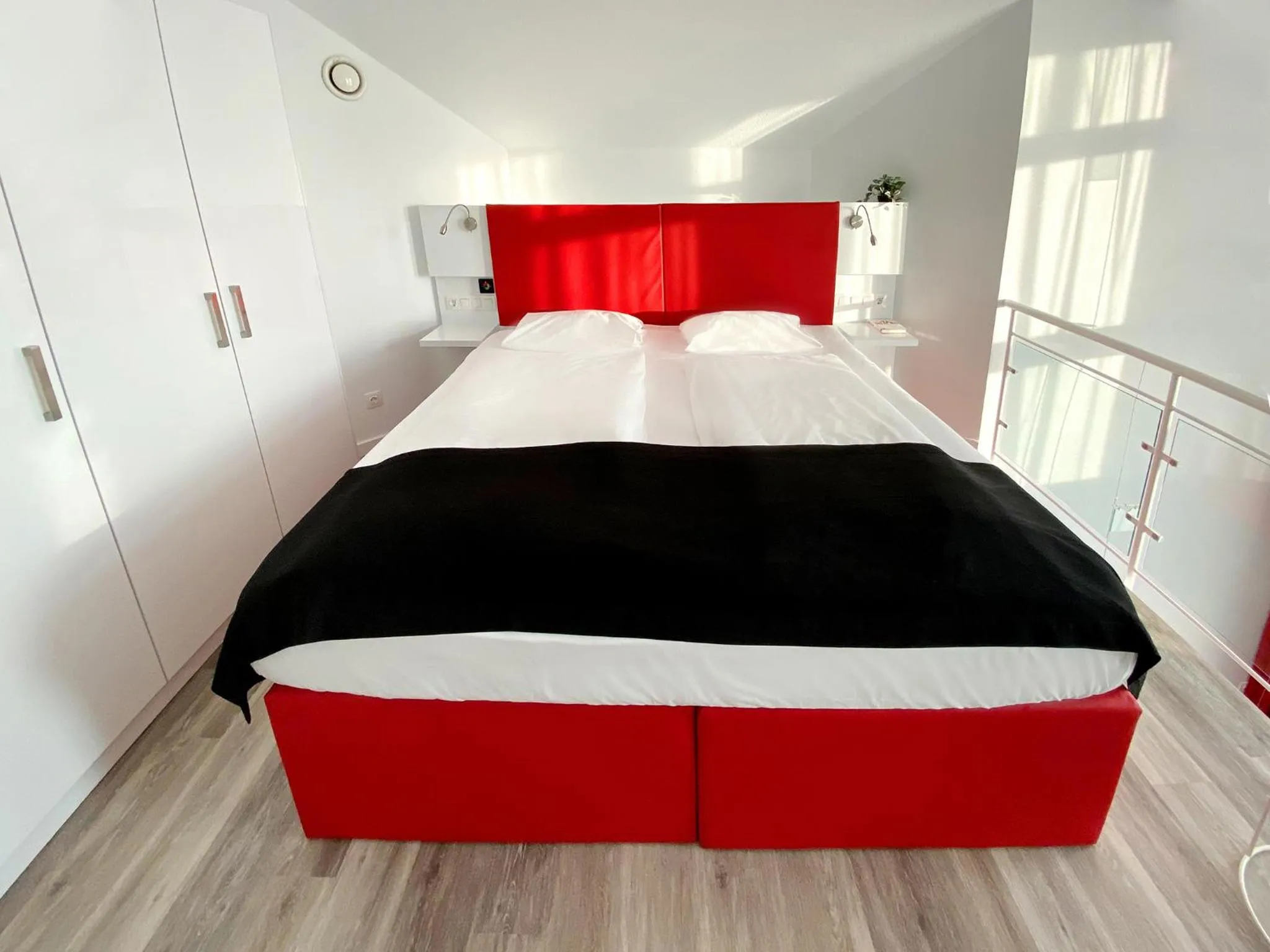 Bed in DORMERO Hotel Düsseldorf