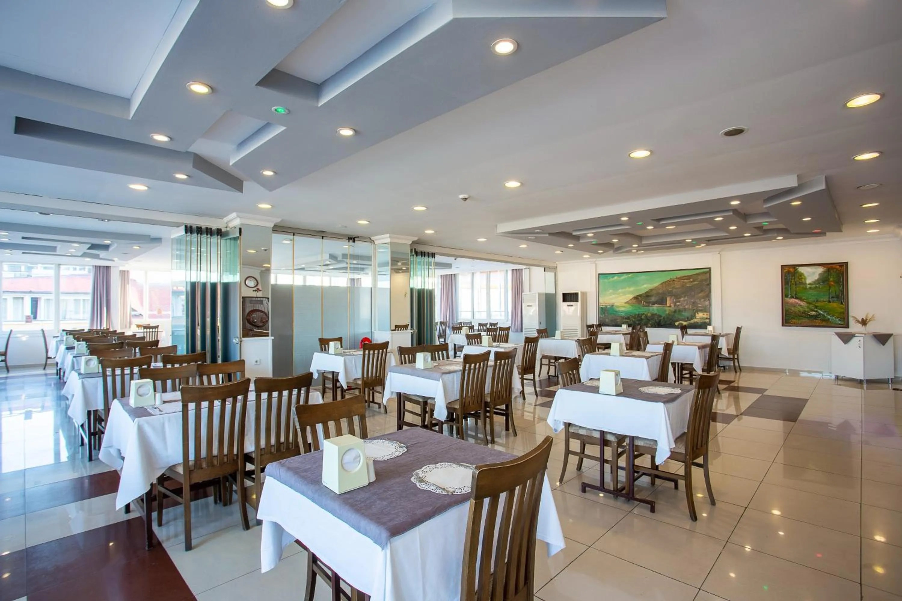 Restaurant/places to eat in Aslan Sand & City Hotel