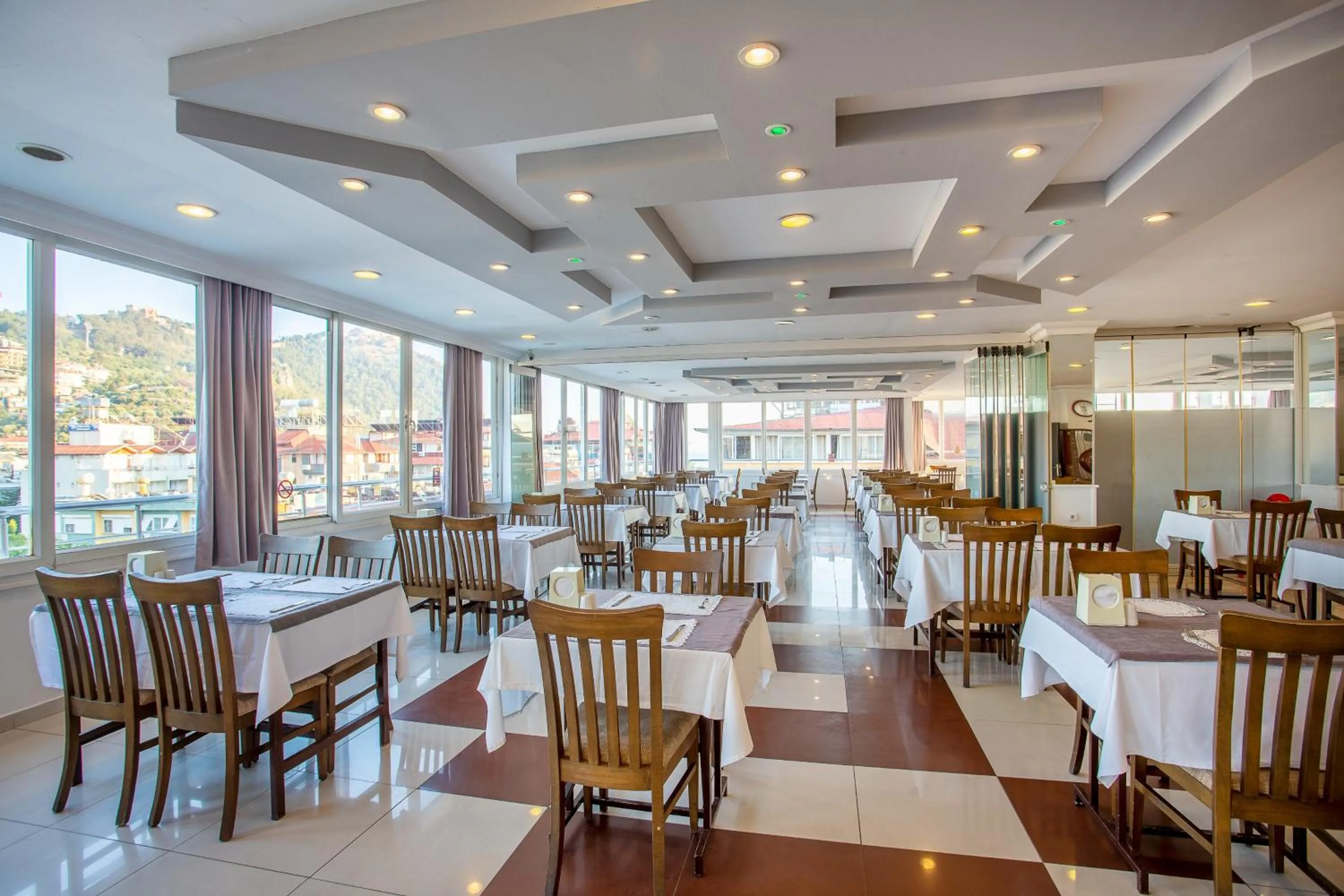 Restaurant/places to eat in Aslan Sand & City Hotel