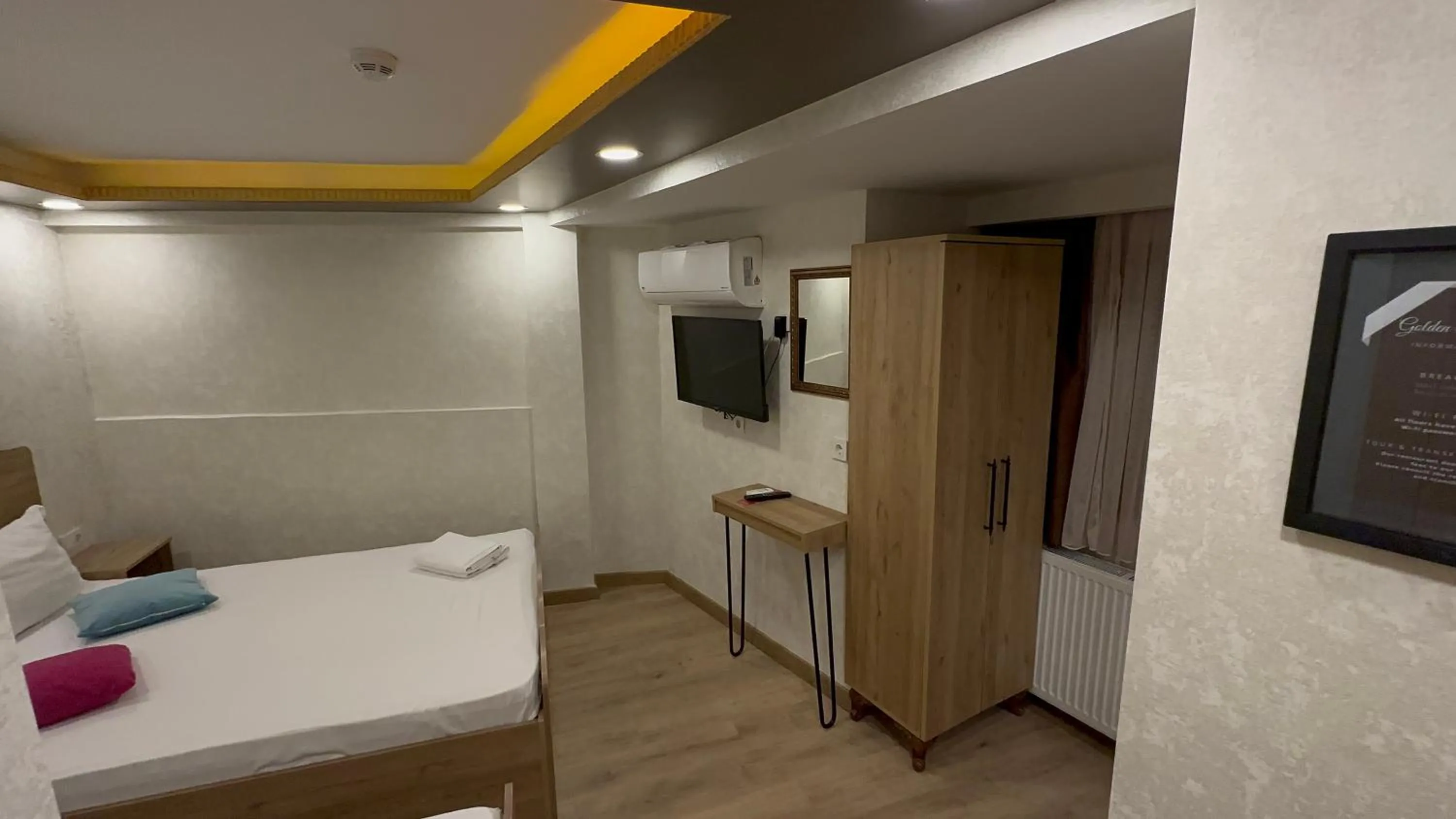 Communal lounge/ TV room, Bed in Golden Sail Hotel Old City