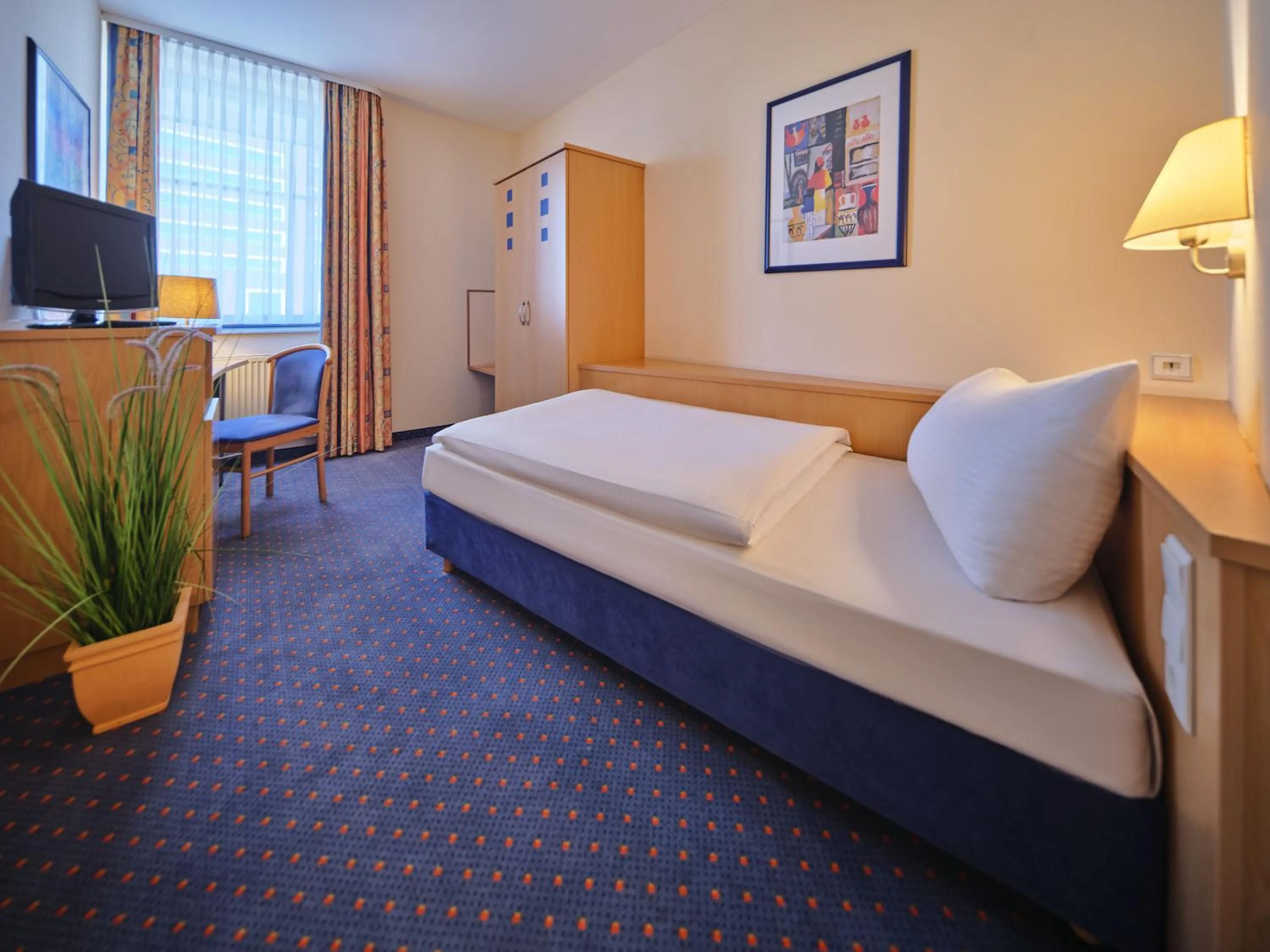 Photo of the whole room, Bed in YORS Hotel Hannover