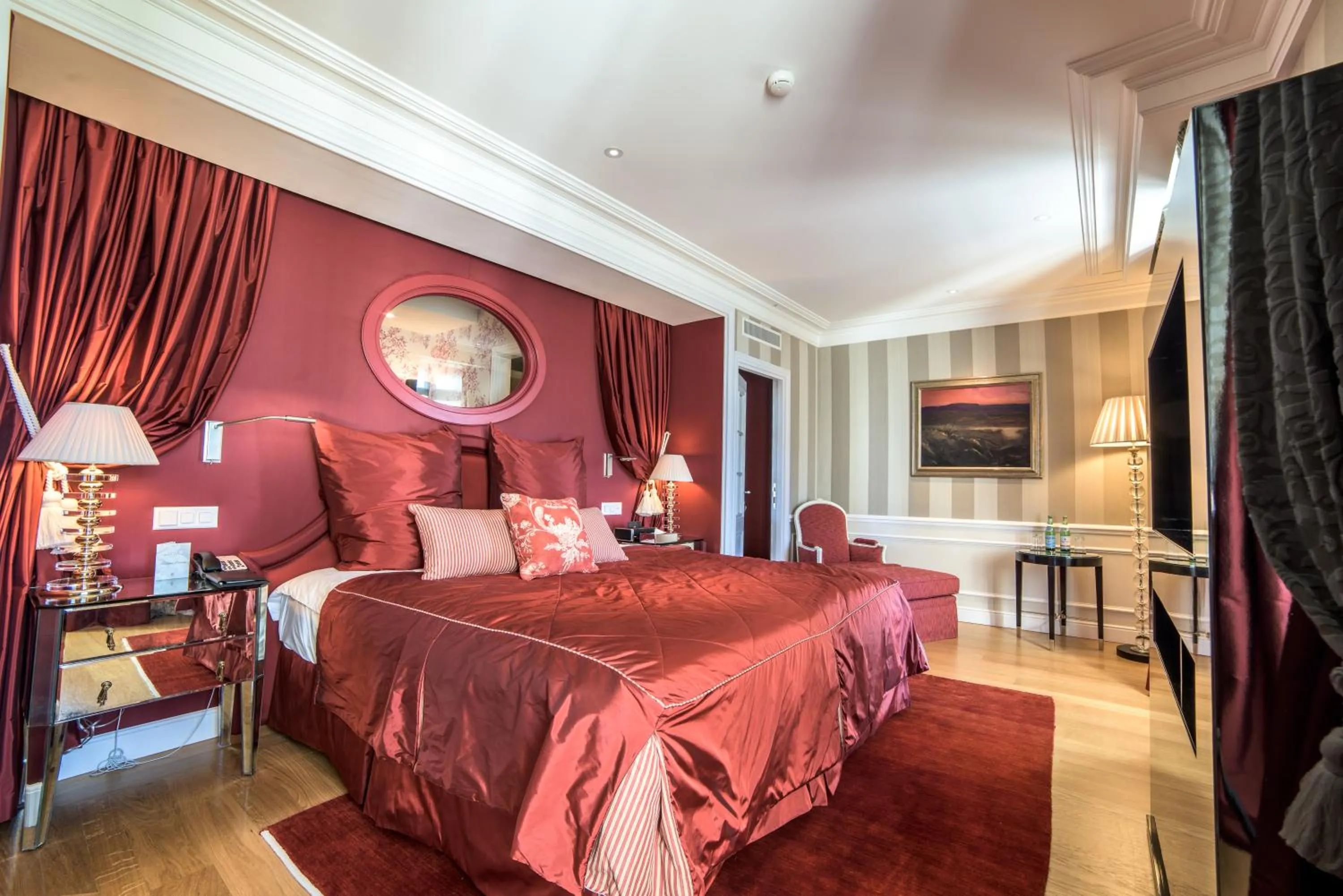 Bedroom, Bed in Grand Hotel du Lac - Relais & Châteaux