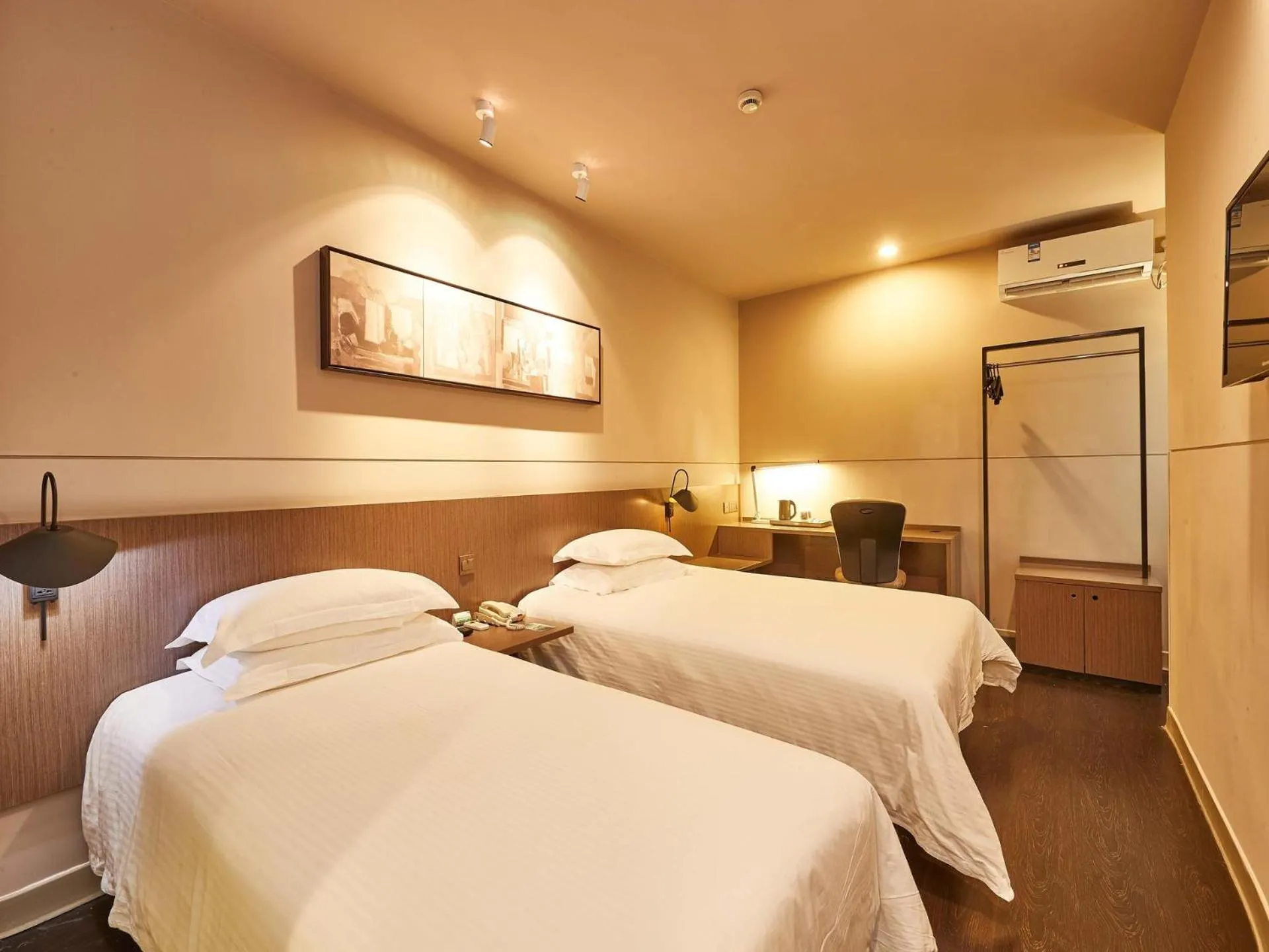 Bed in Jinjiang Inn Select Shanghai Hongqiao Hub Jiangqiao Wanda Plaza