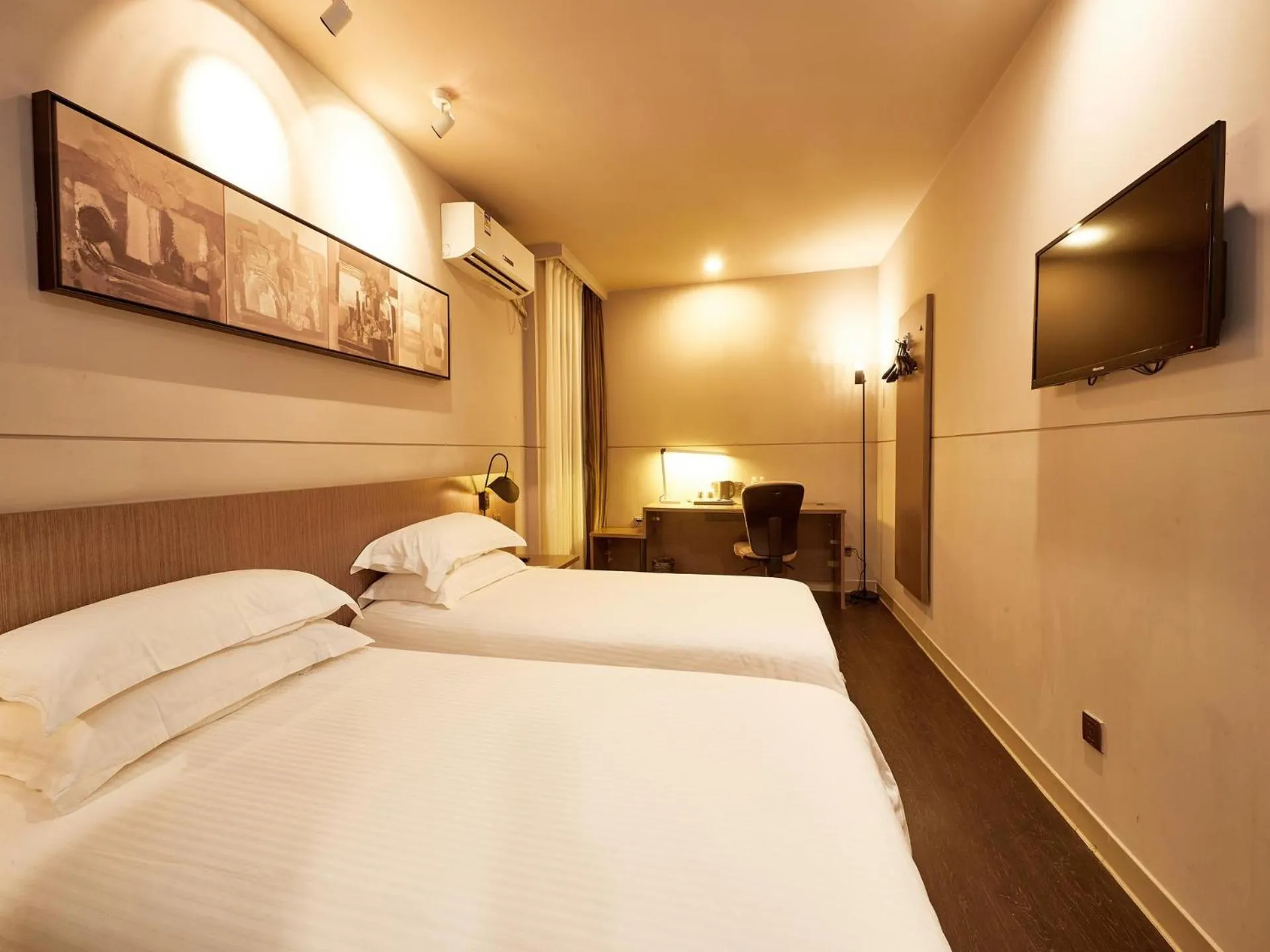 Bed in Jinjiang Inn Select Shanghai Hongqiao Hub Jiangqiao Wanda Plaza