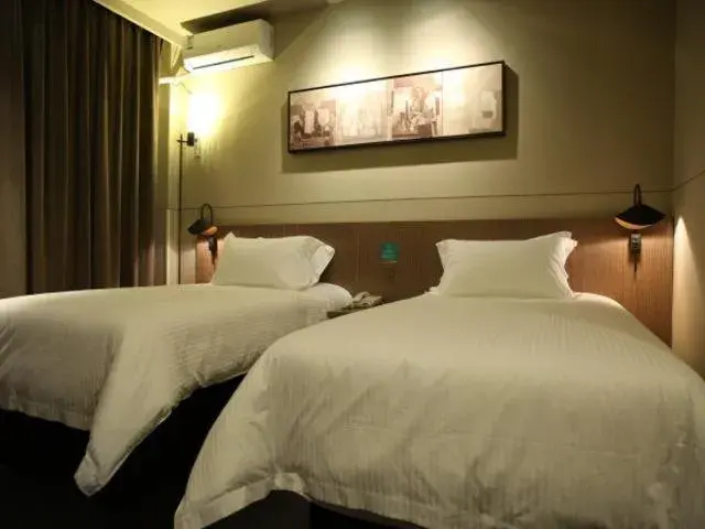 Bed in JinJiang Inn WenZhouNan Railway Station Xinqiao Bed in JinJiang Inn WenZhouNan Railway Station Xinqiao