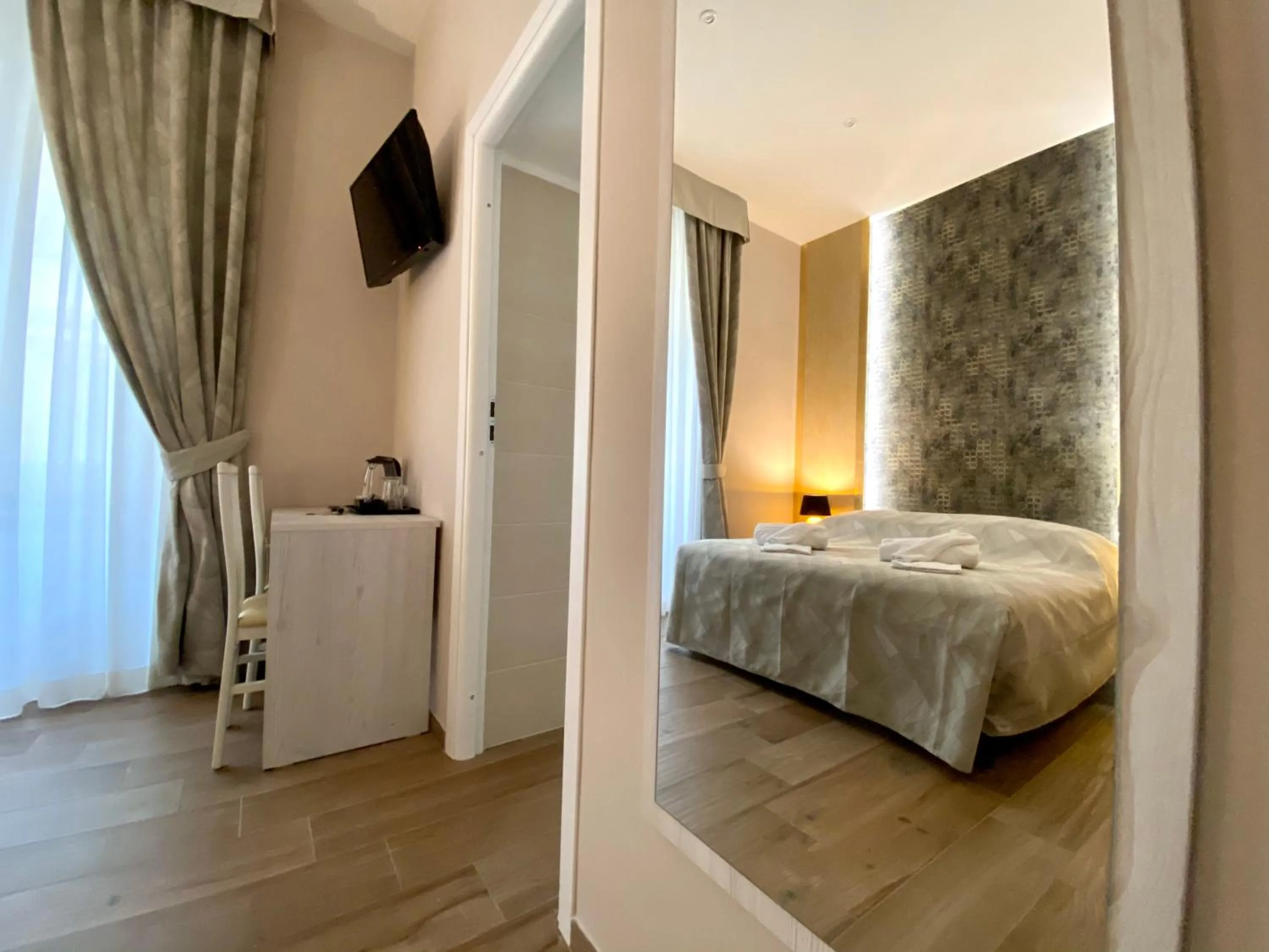 Photo of the whole room, Bed in Hotelier 51