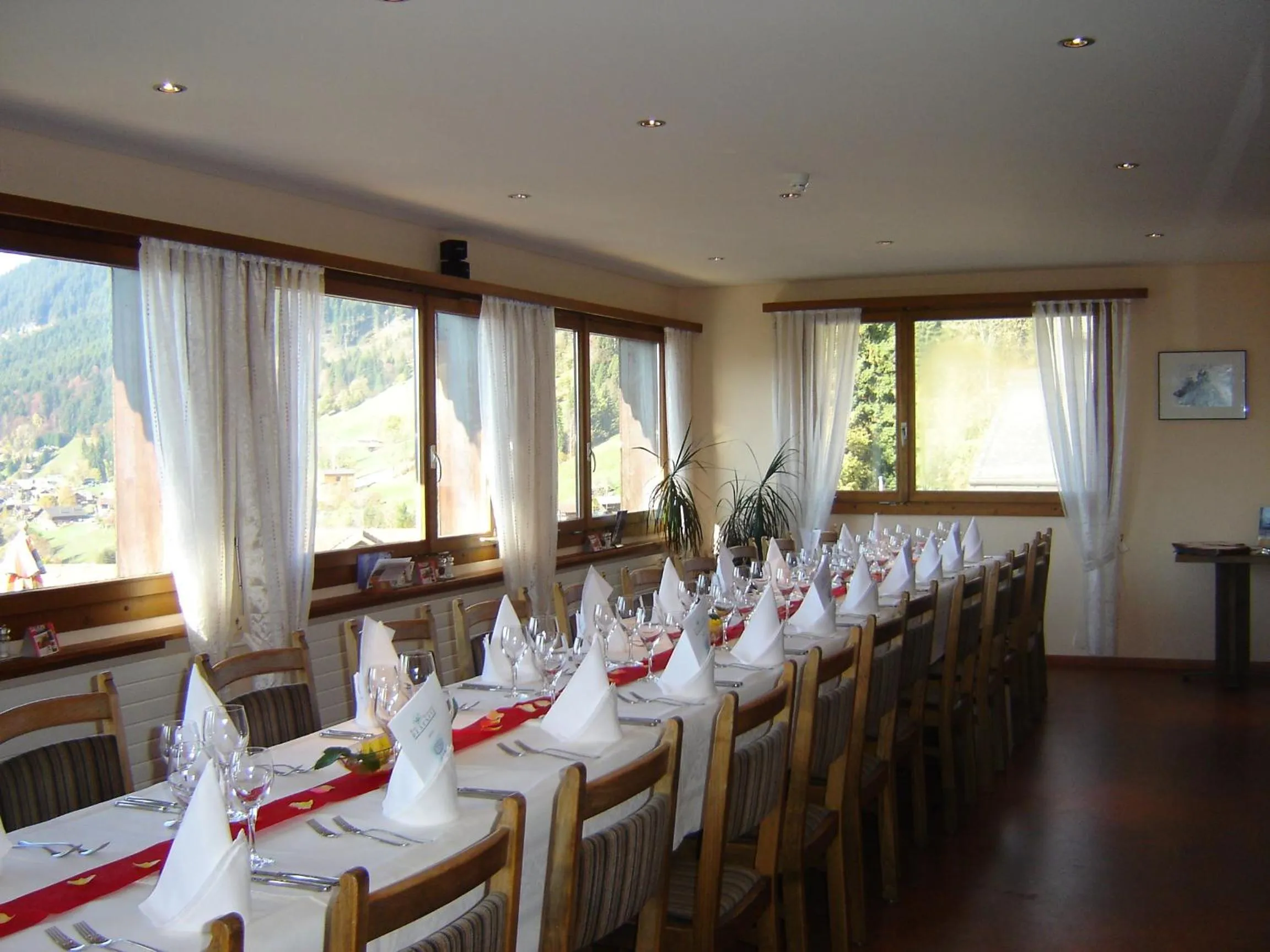 Restaurant/places to eat in Hotel Fassbind Beausite