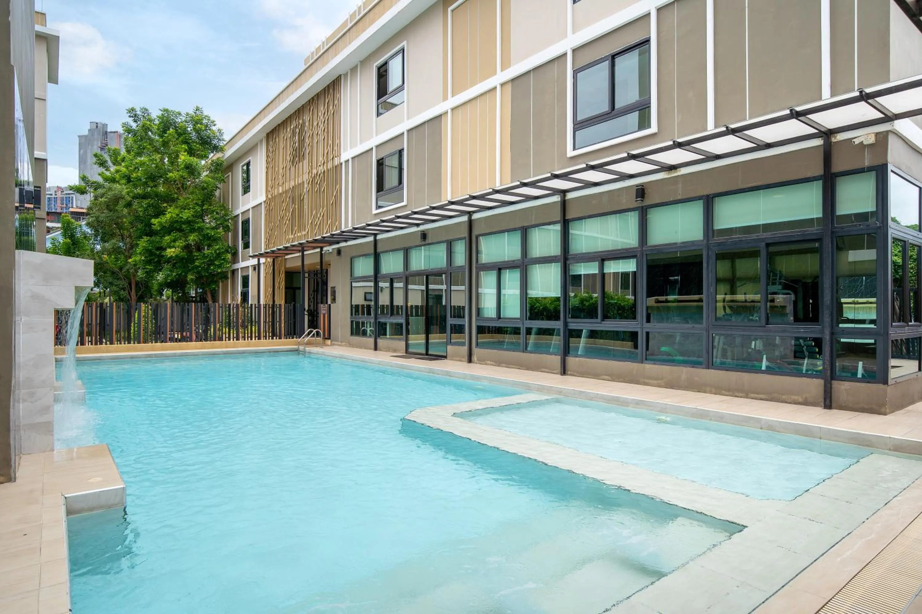 Swimming pool in Amanah Bangkok Hotel
