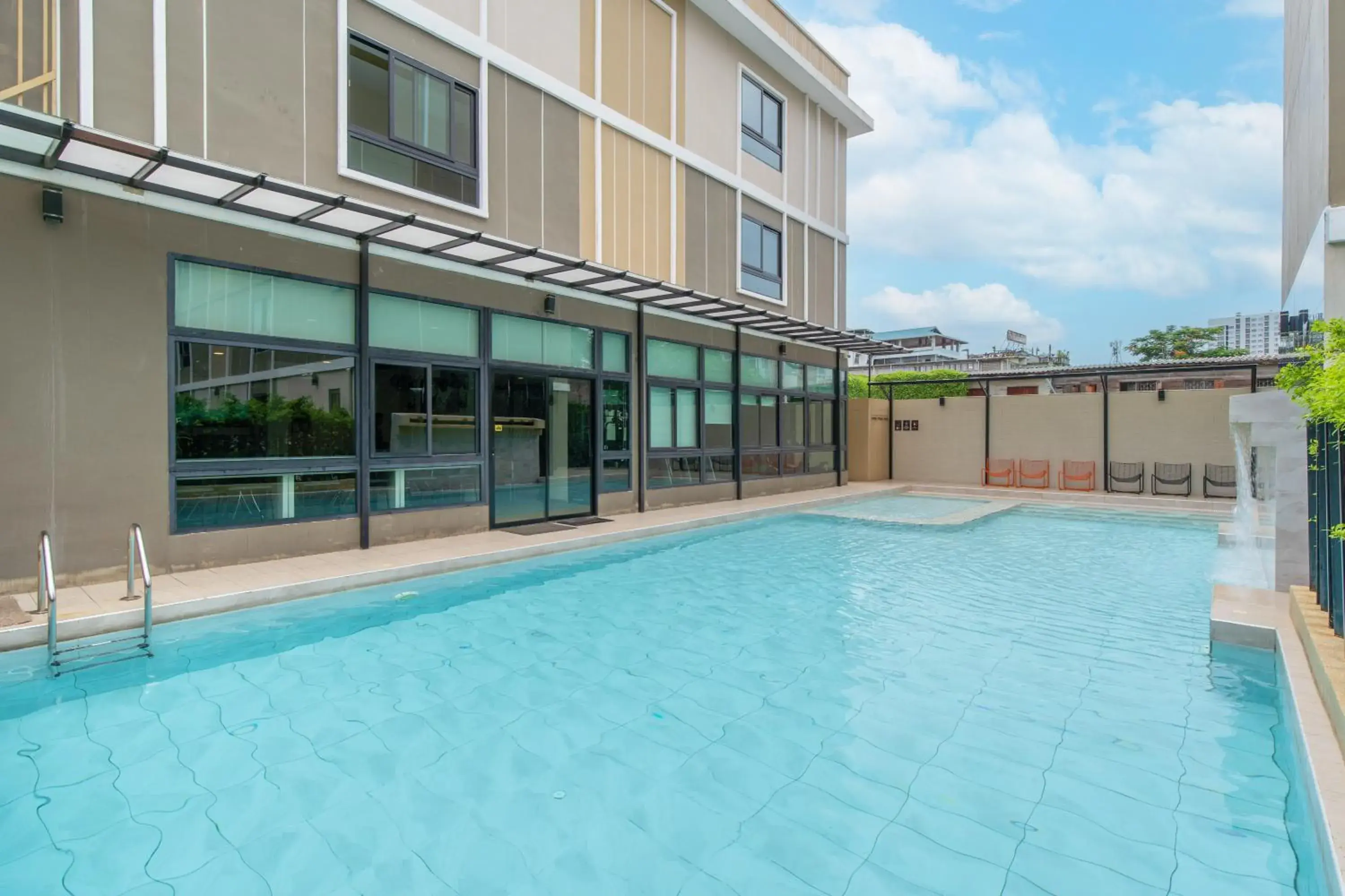 Swimming pool in Amanah Bangkok Hotel Swimming pool in Amanah Bangkok Hotel