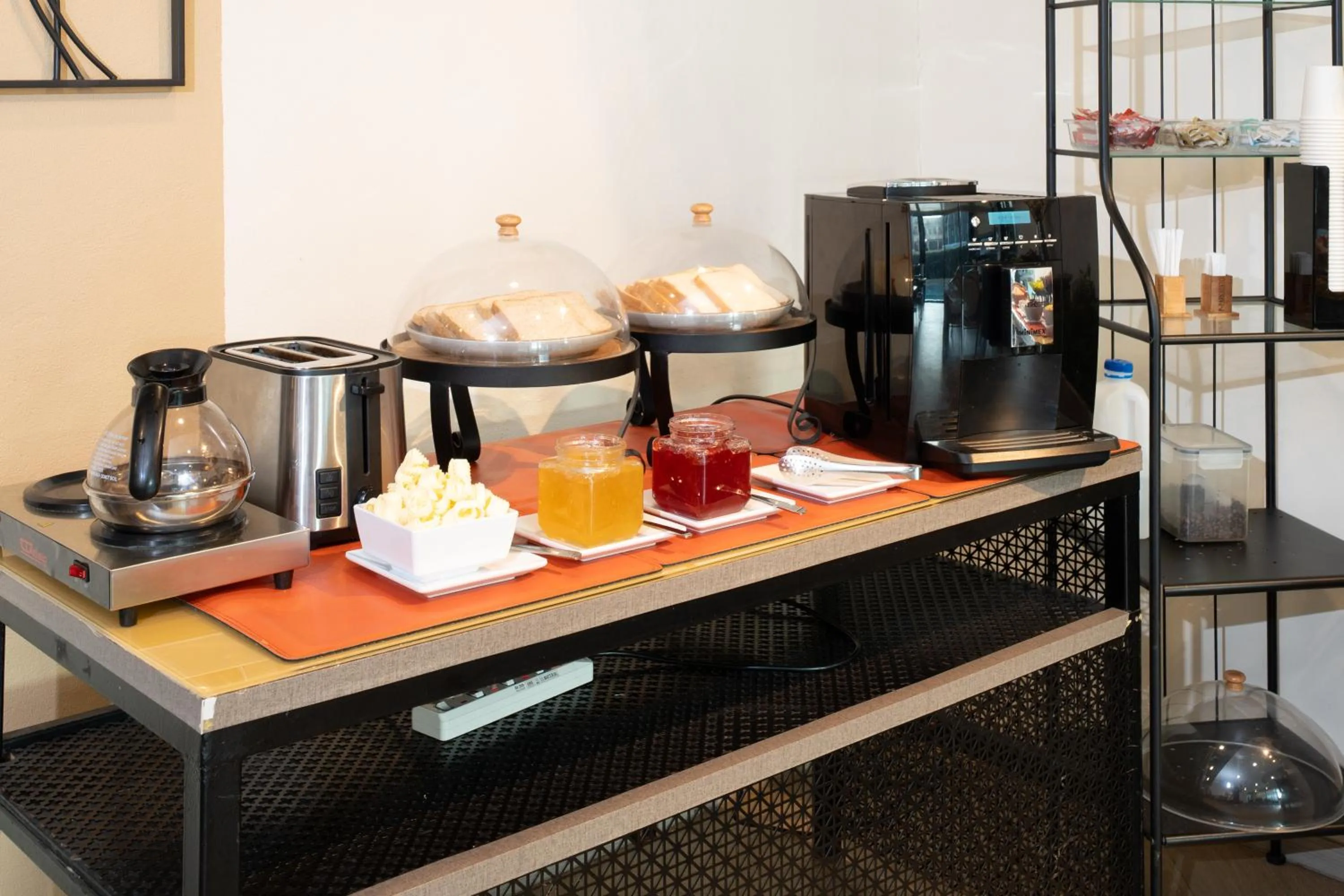 Food and drinks in Amanah Bangkok Hotel