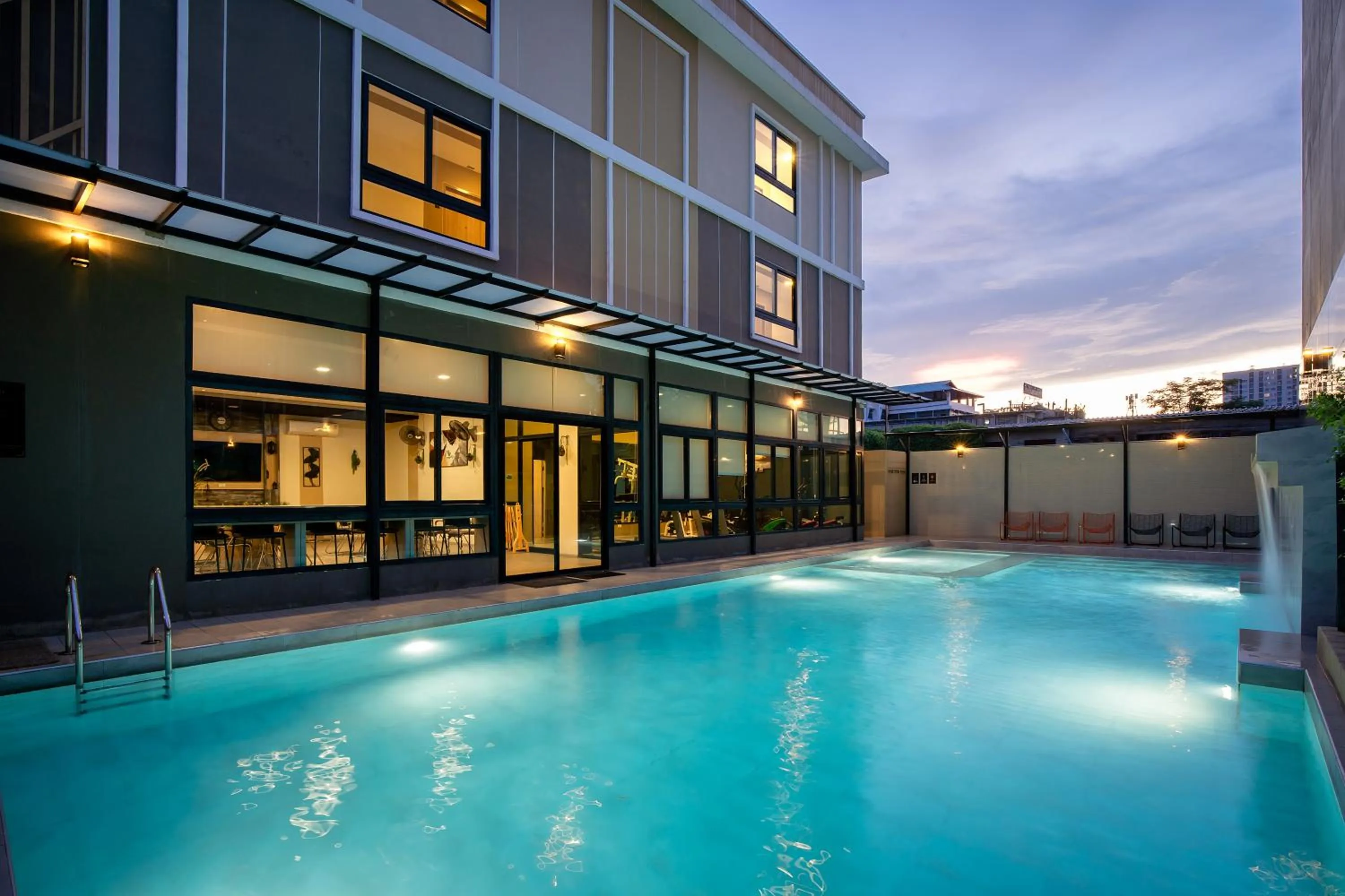 Swimming pool in Amanah Bangkok Hotel