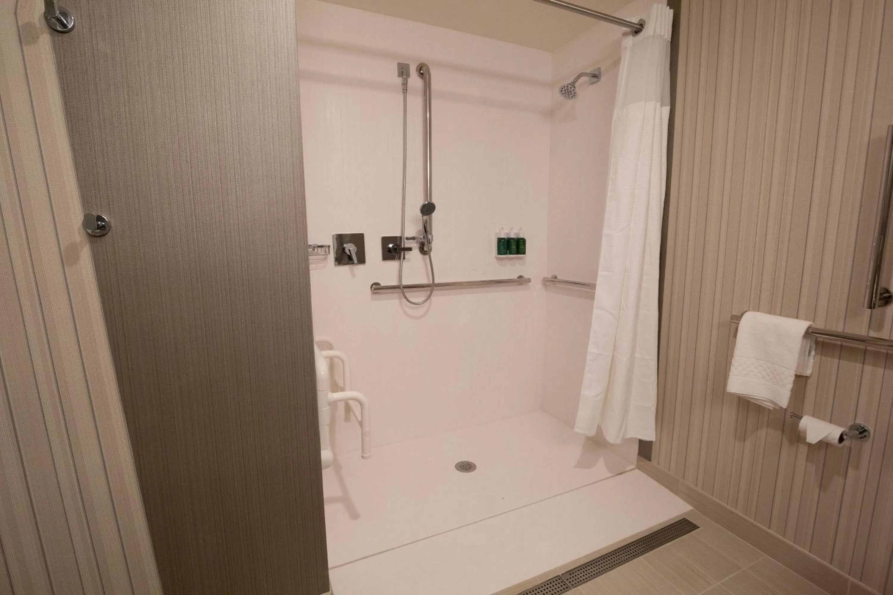 Bathroom in Courtyard by Marriott Cartersville