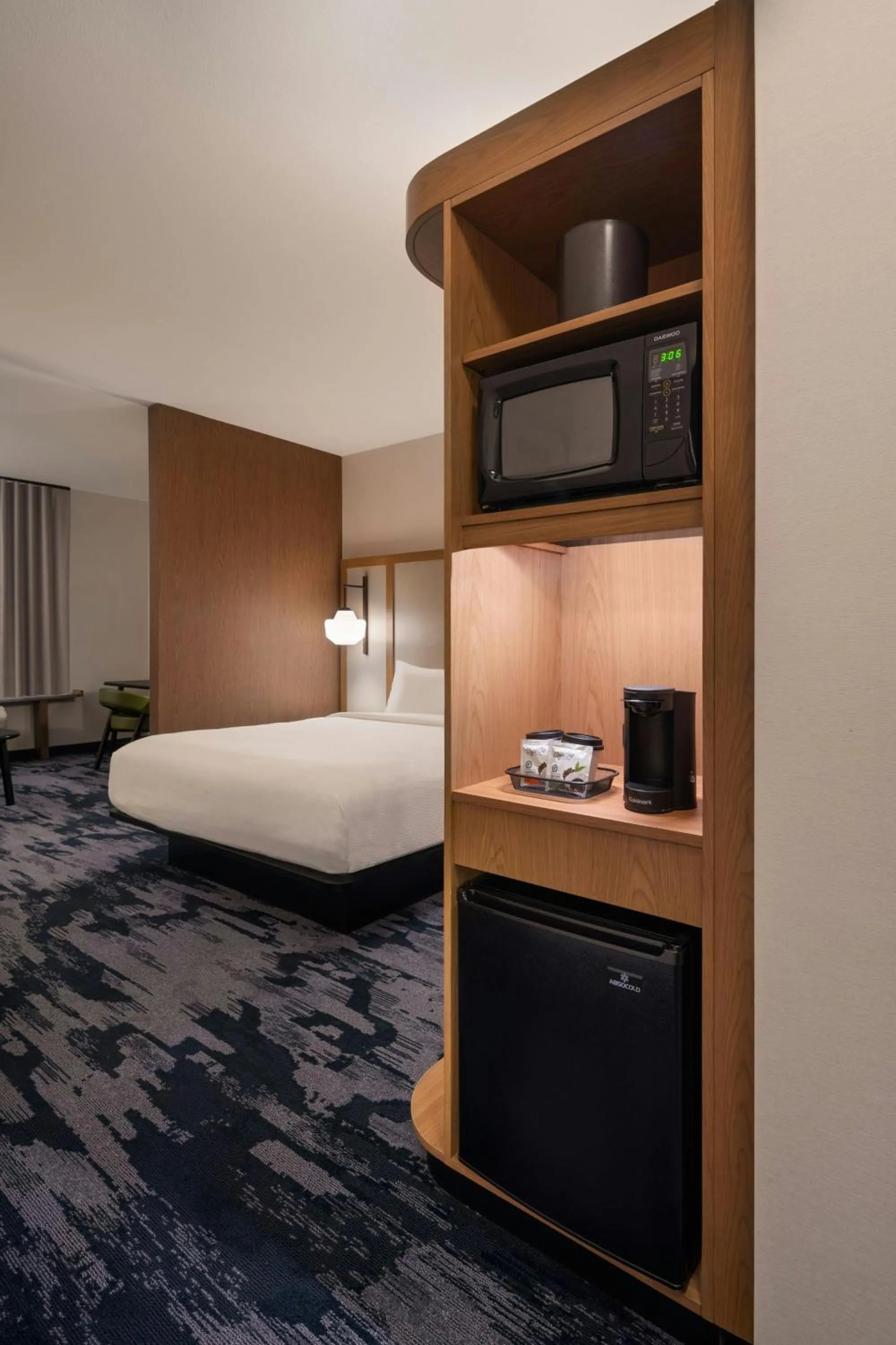 Photo of the whole room, Bed in Fairfield Inn & Suites by Marriott Cleveland Tiedeman Road