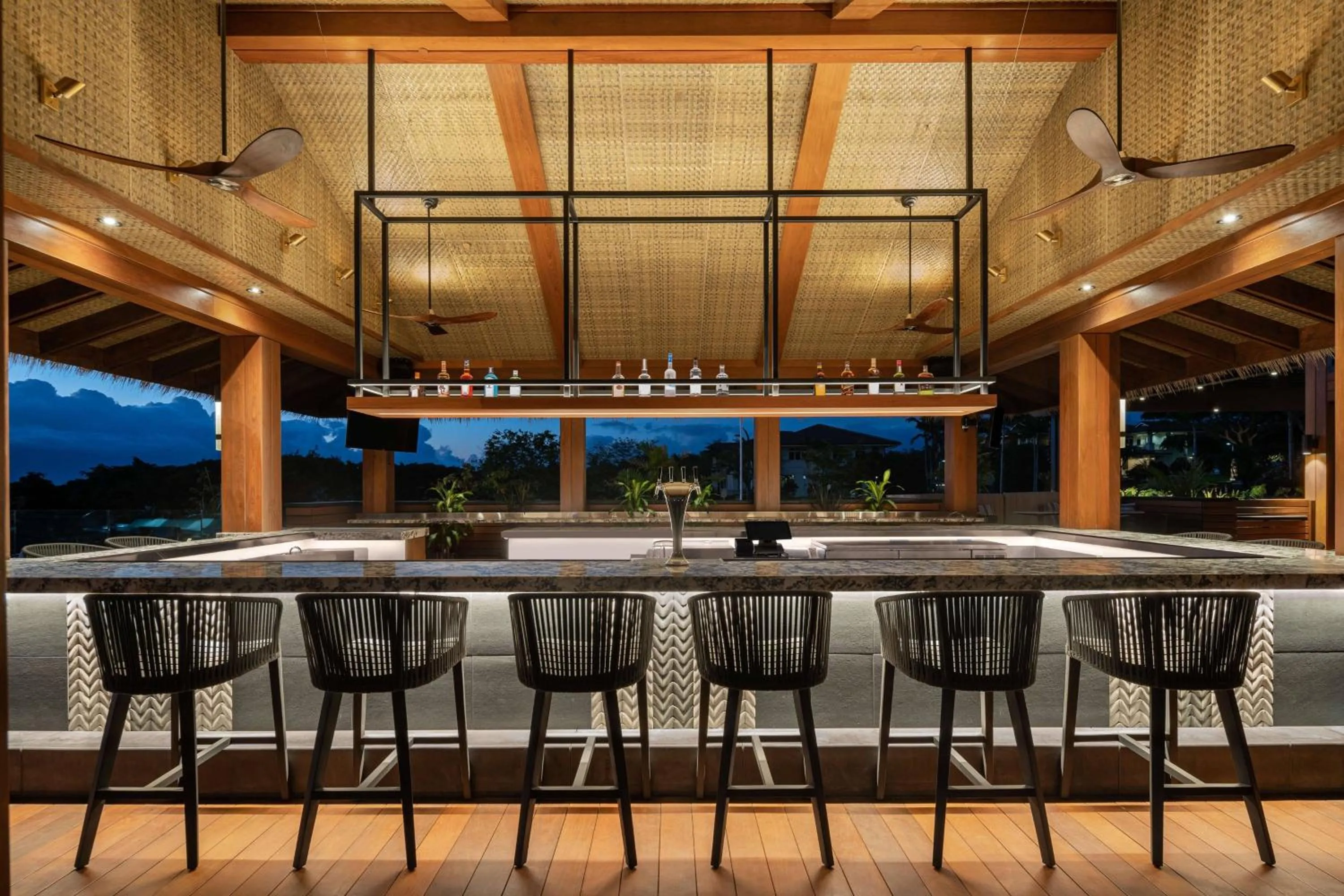 Lounge or bar in AC Hotel by Marriott Maui Wailea