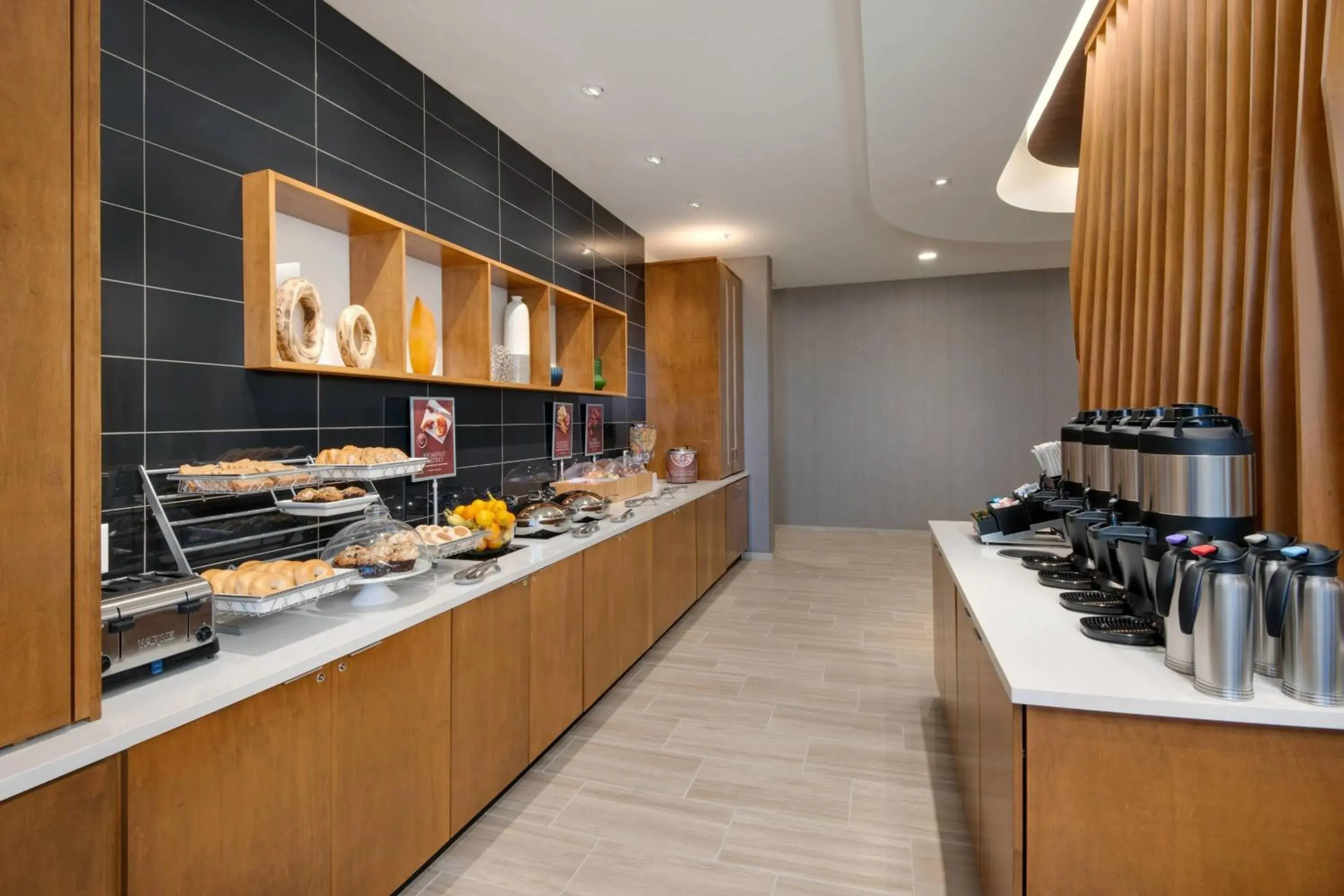 Breakfast, Kitchen/Kitchenette in SpringHill Suites by Marriott Indianapolis Keystone