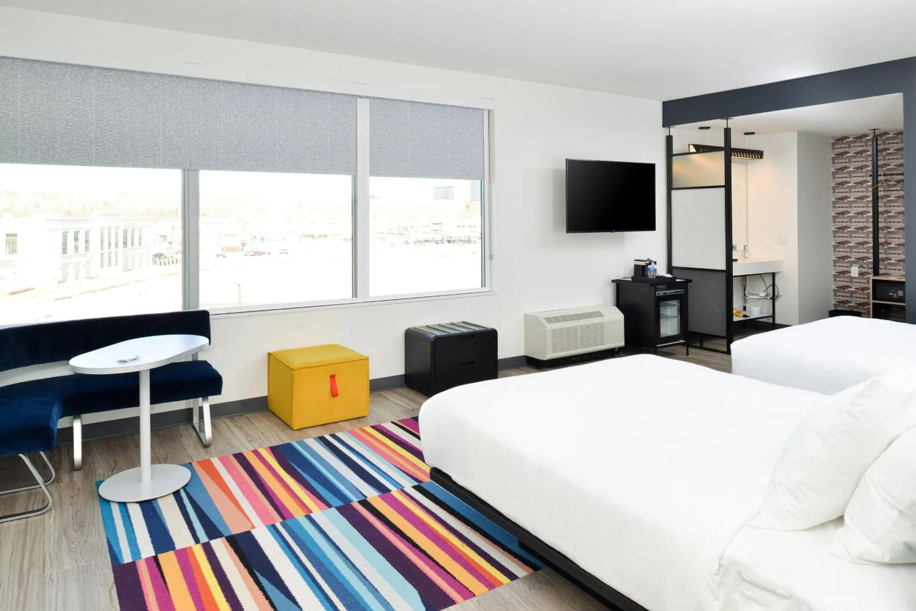 Photo of the whole room, Bed in Aloft North Kansas City