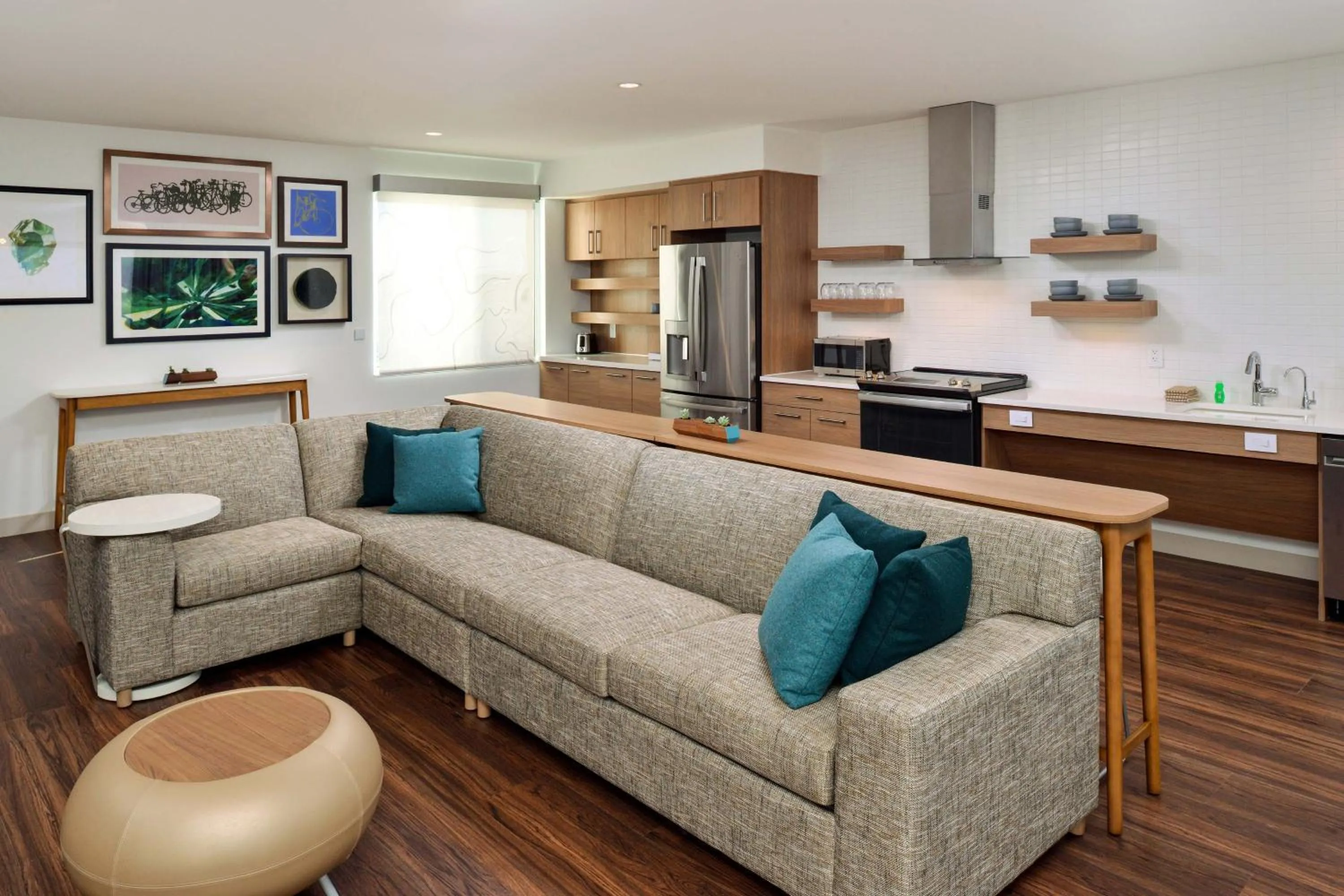 Photo of the whole room in Element North Kansas City