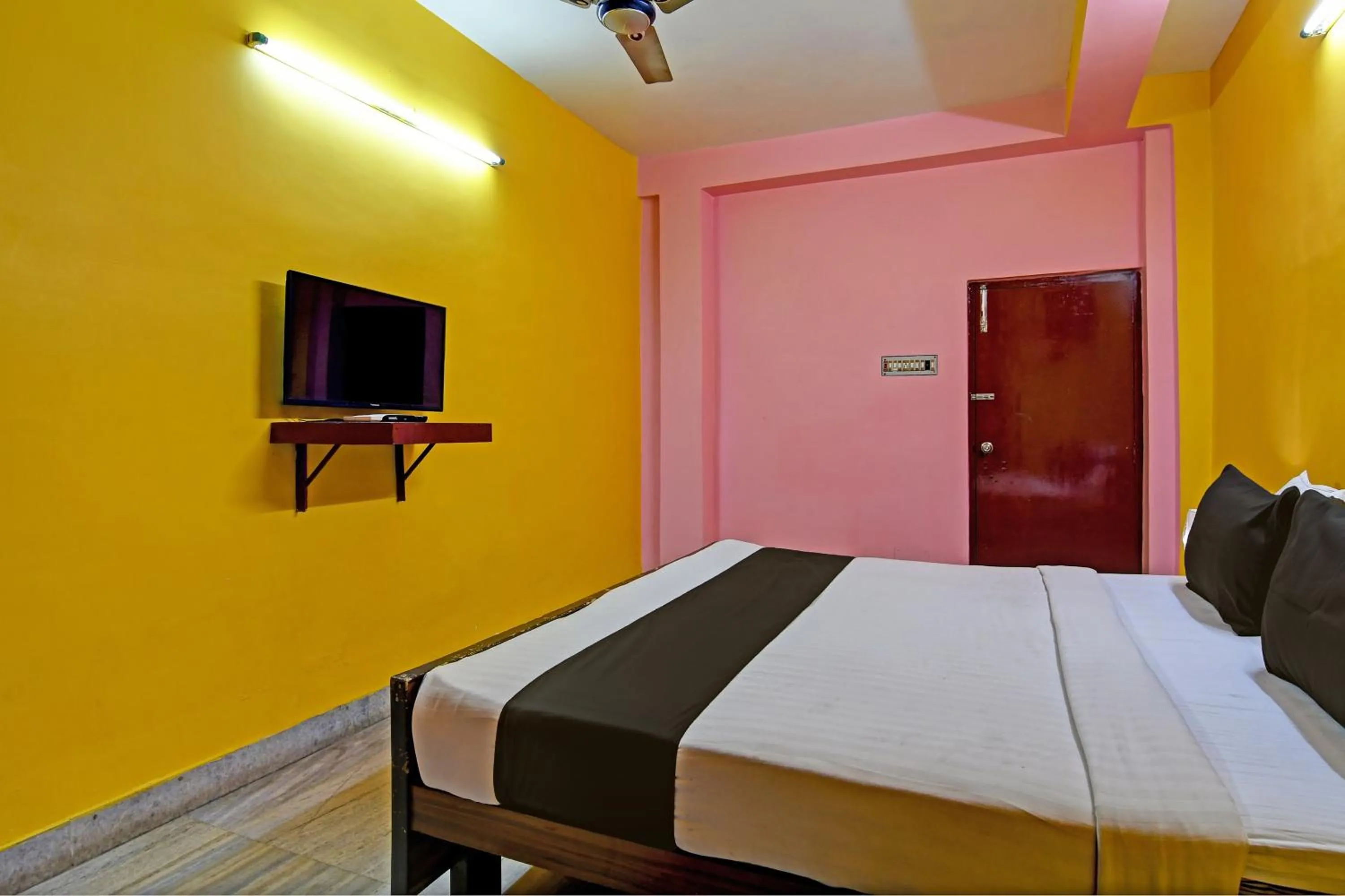 Hotel O by OYO Red Rose Near Noapara Metro Station