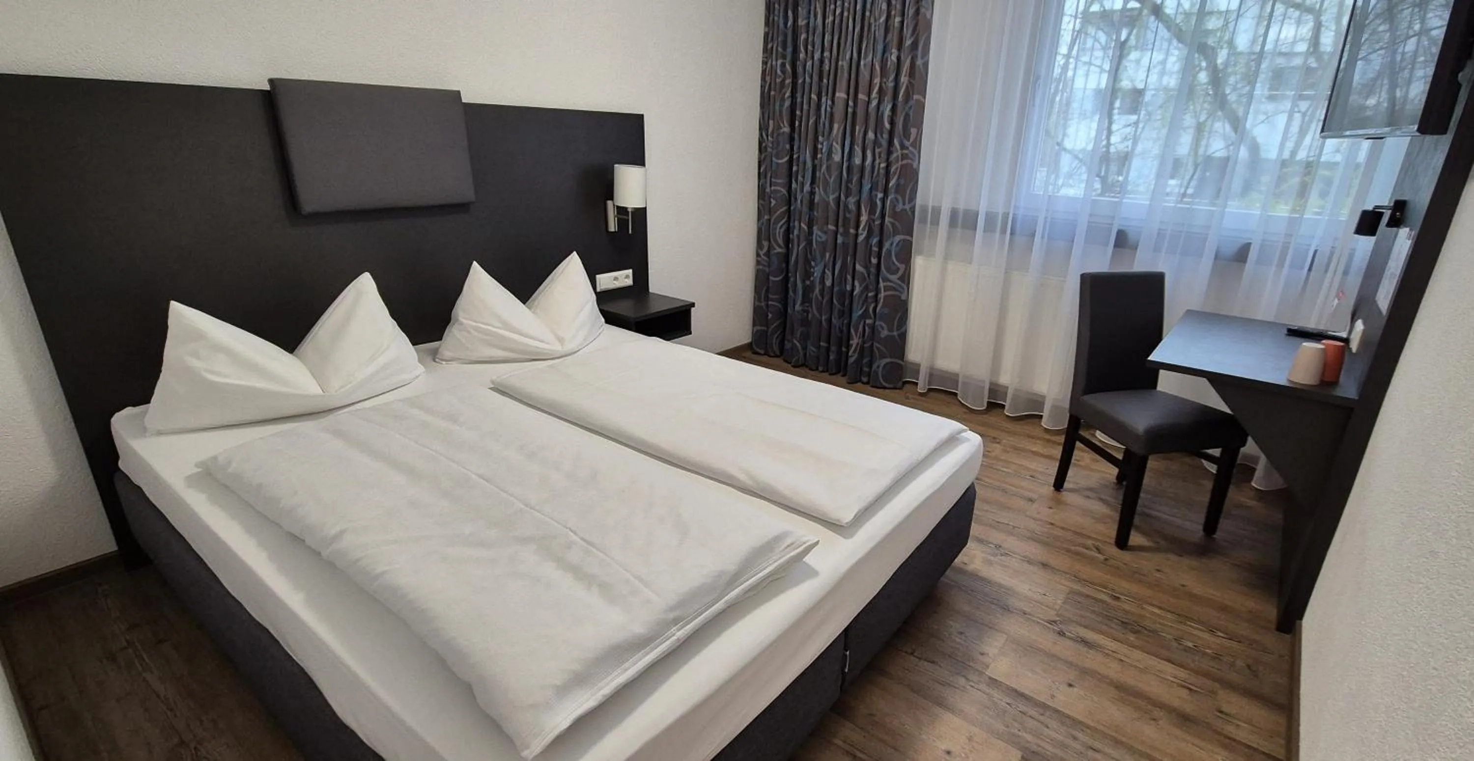Photo of the whole room, Bed in Melvi Hotel Göppingen