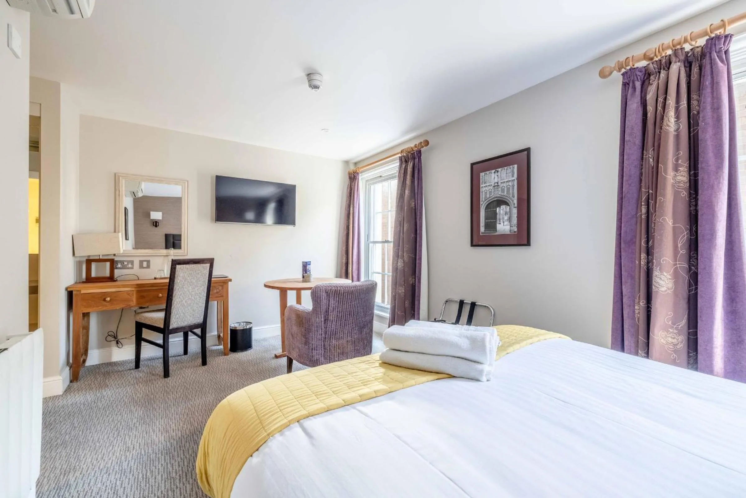 Bed in Goswell House Hotel central Windsor