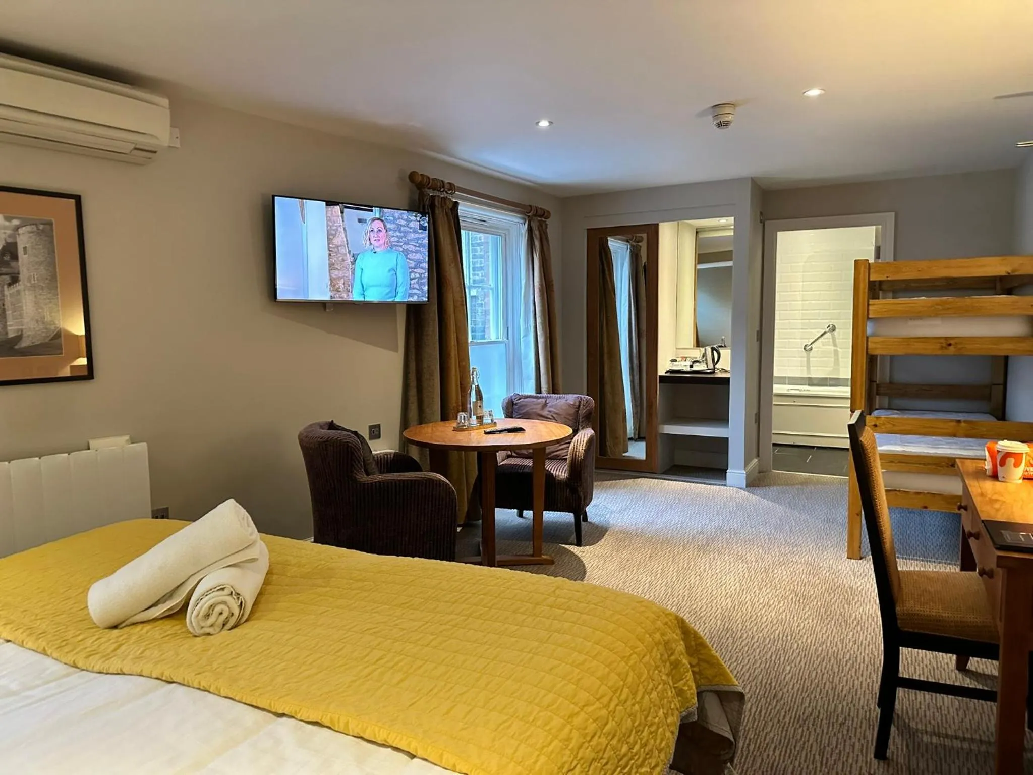 Bed in Goswell House Hotel central Windsor