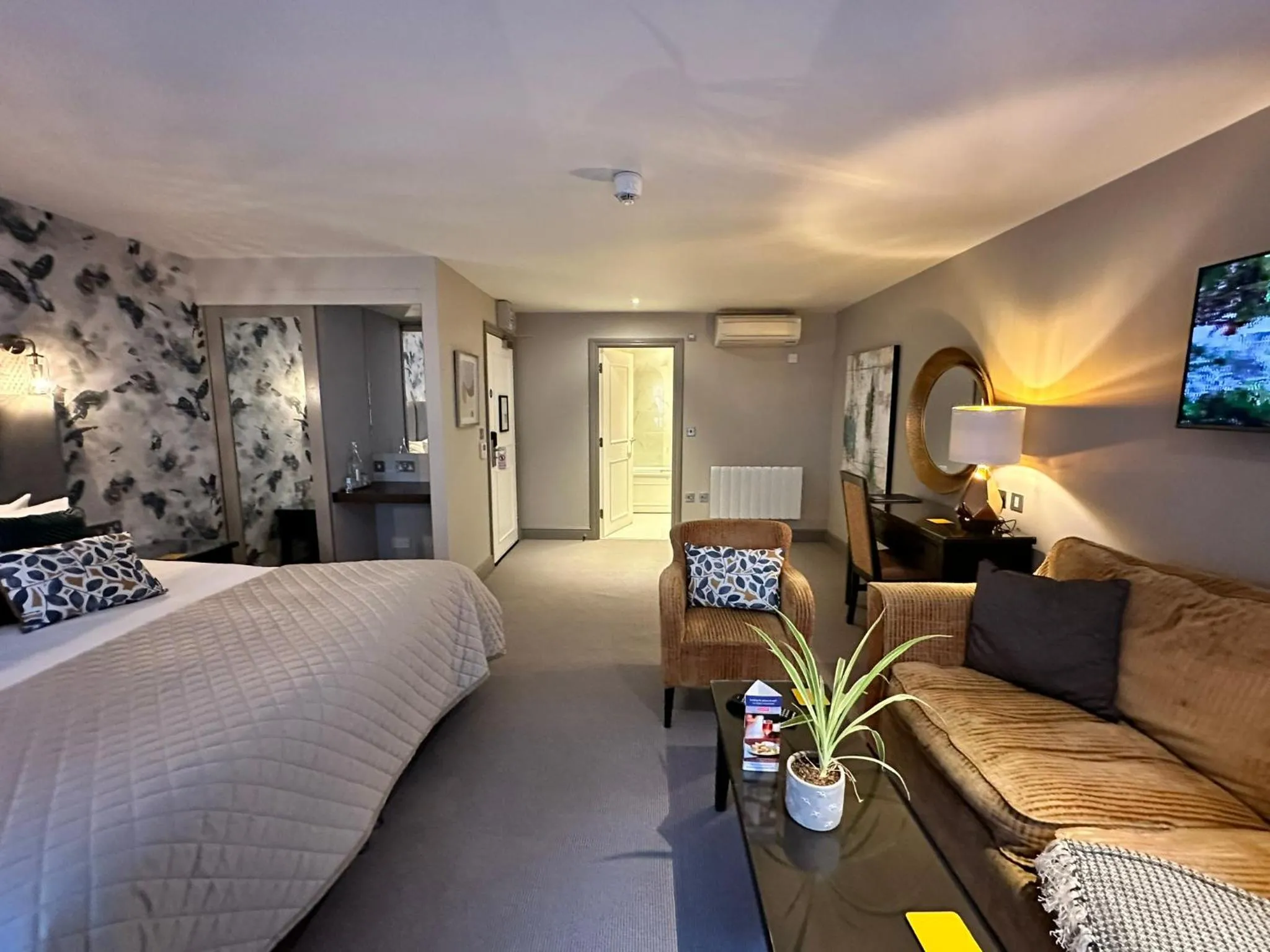 Seating area, Bed in Goswell House Hotel central Windsor