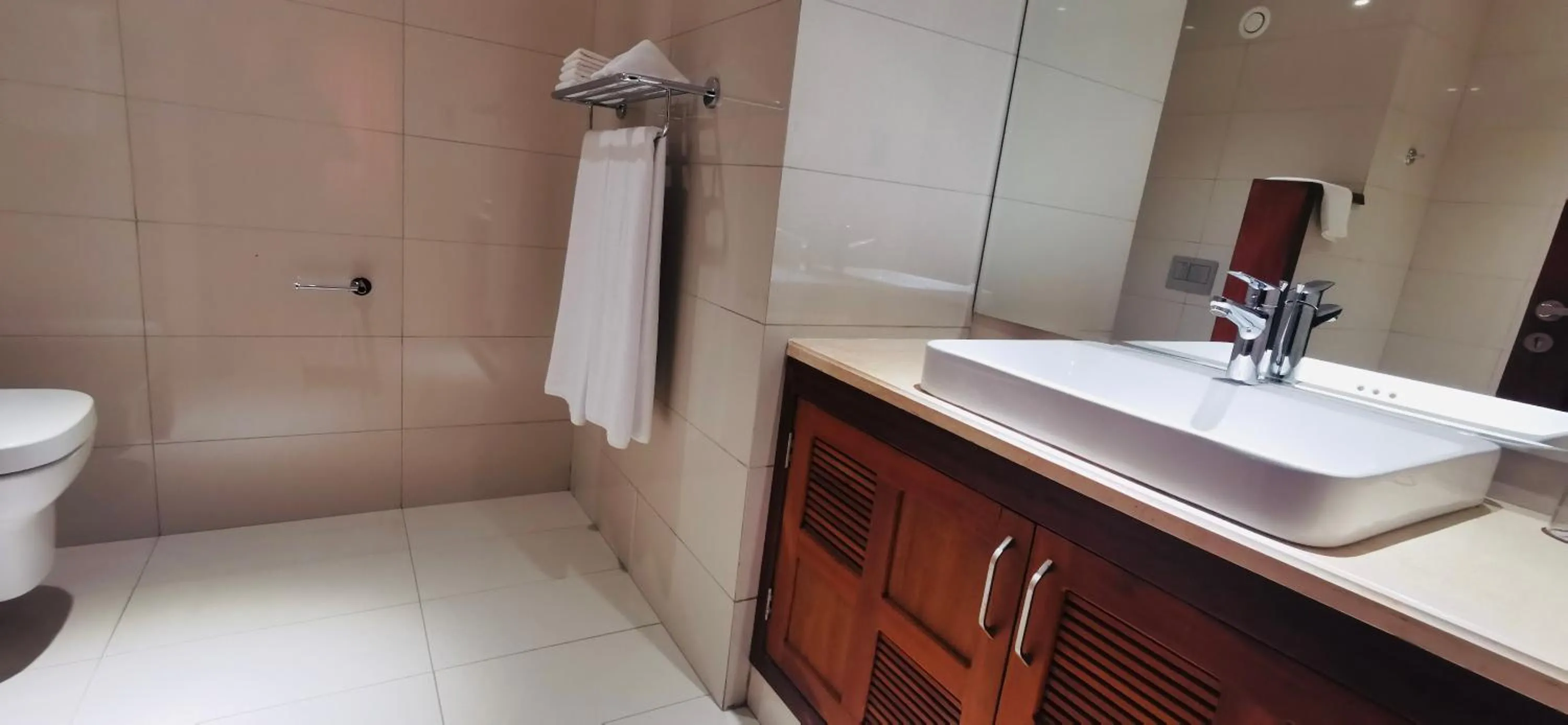 Bathroom in Kampala Nile Resort