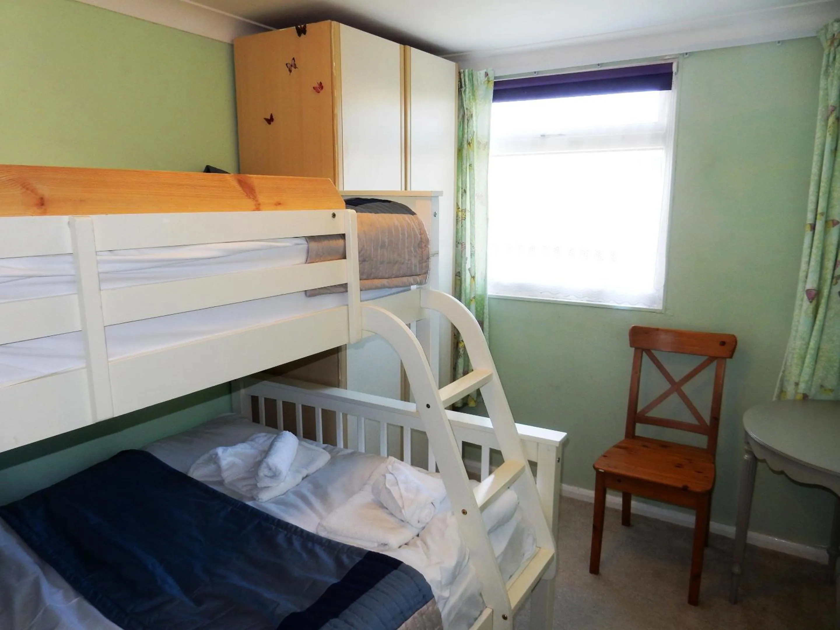 Bedroom, Bed in Sheena's Dartmouth Chalets