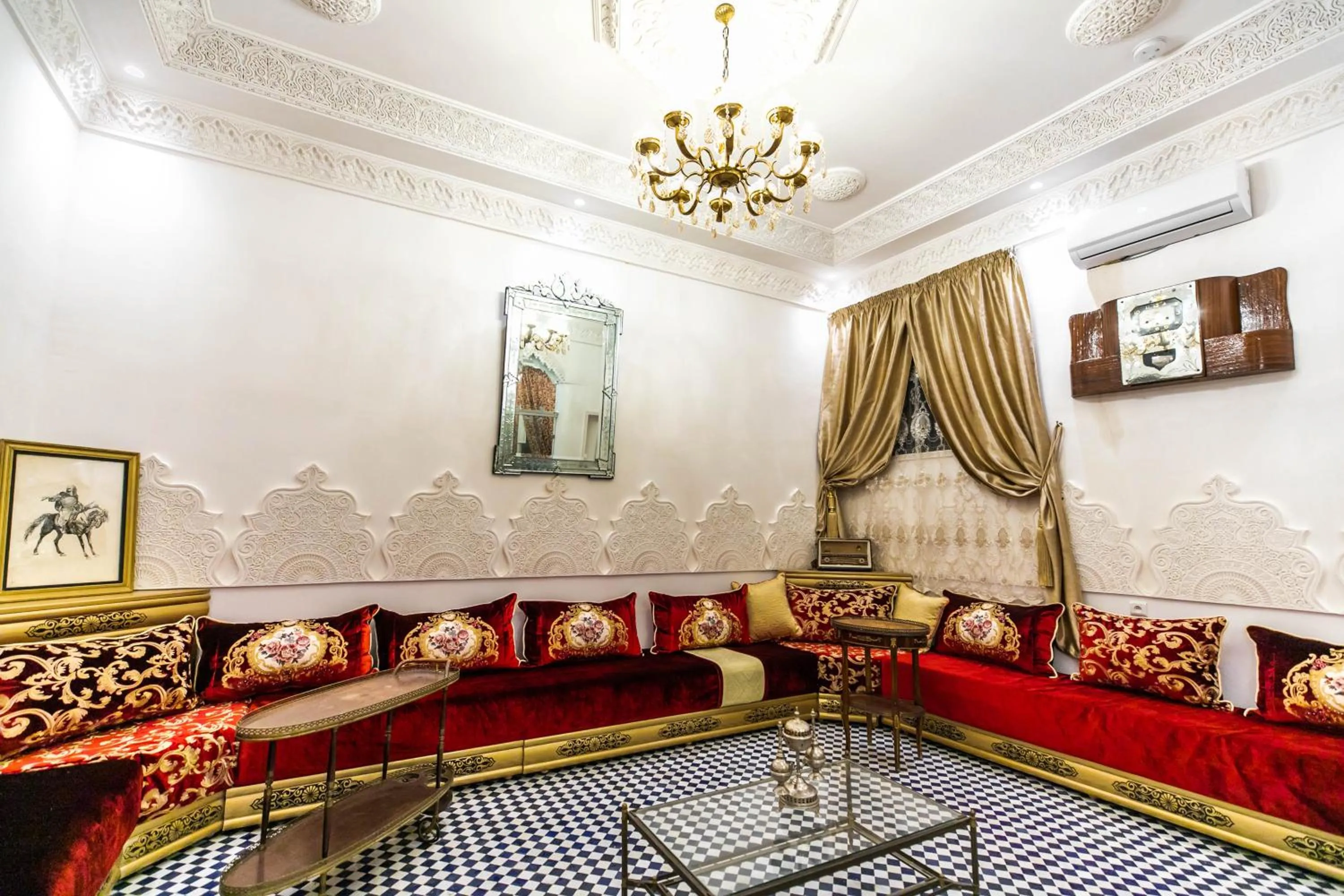 Restaurant/places to eat in Palais Shazam & SPA