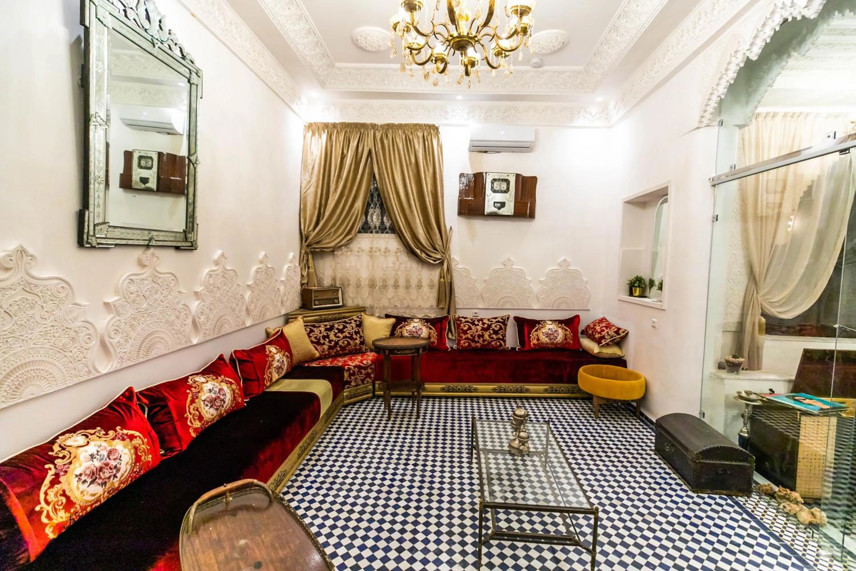 Restaurant/places to eat in Palais Shazam & SPA