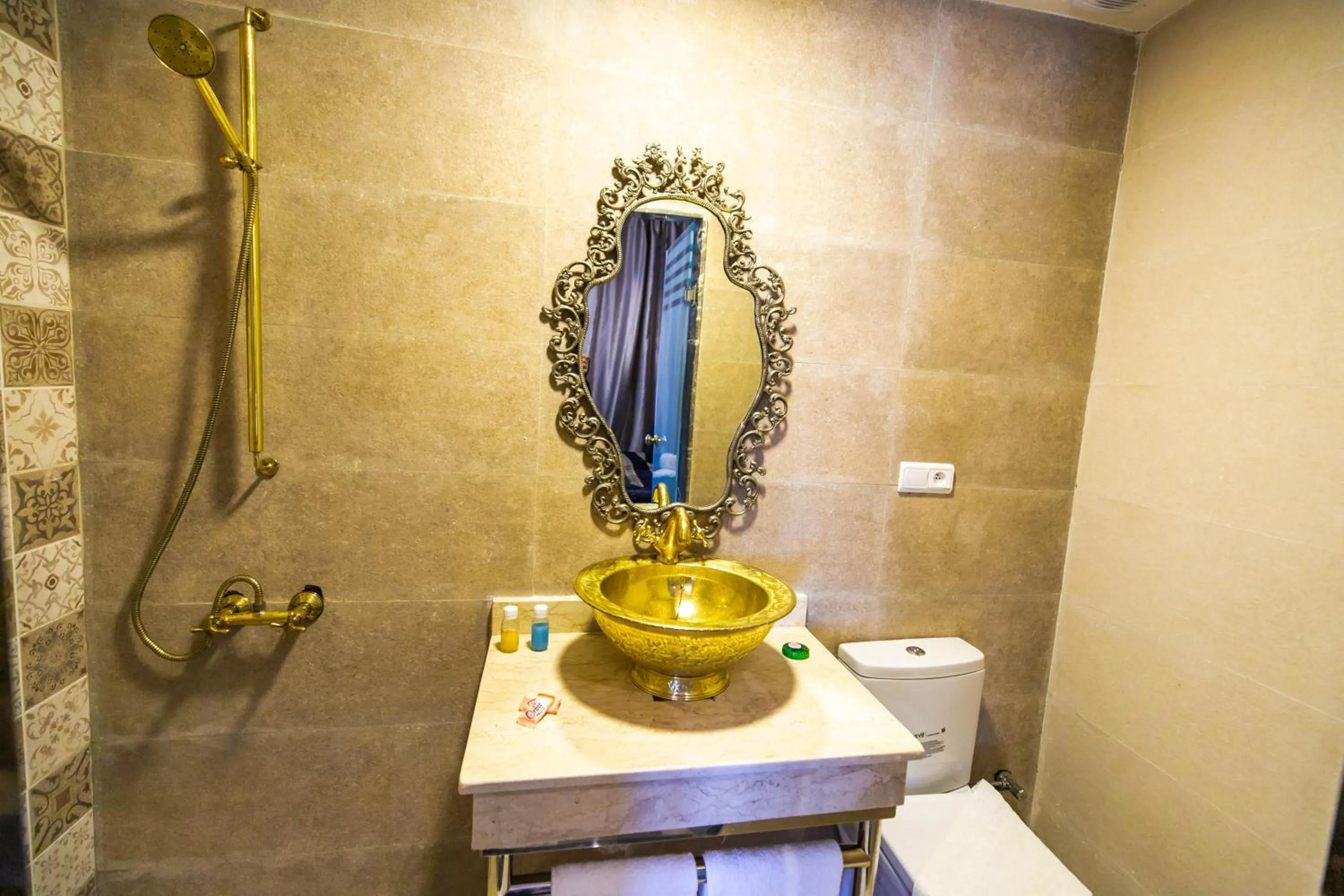 Bathroom in Palais Shazam & SPA