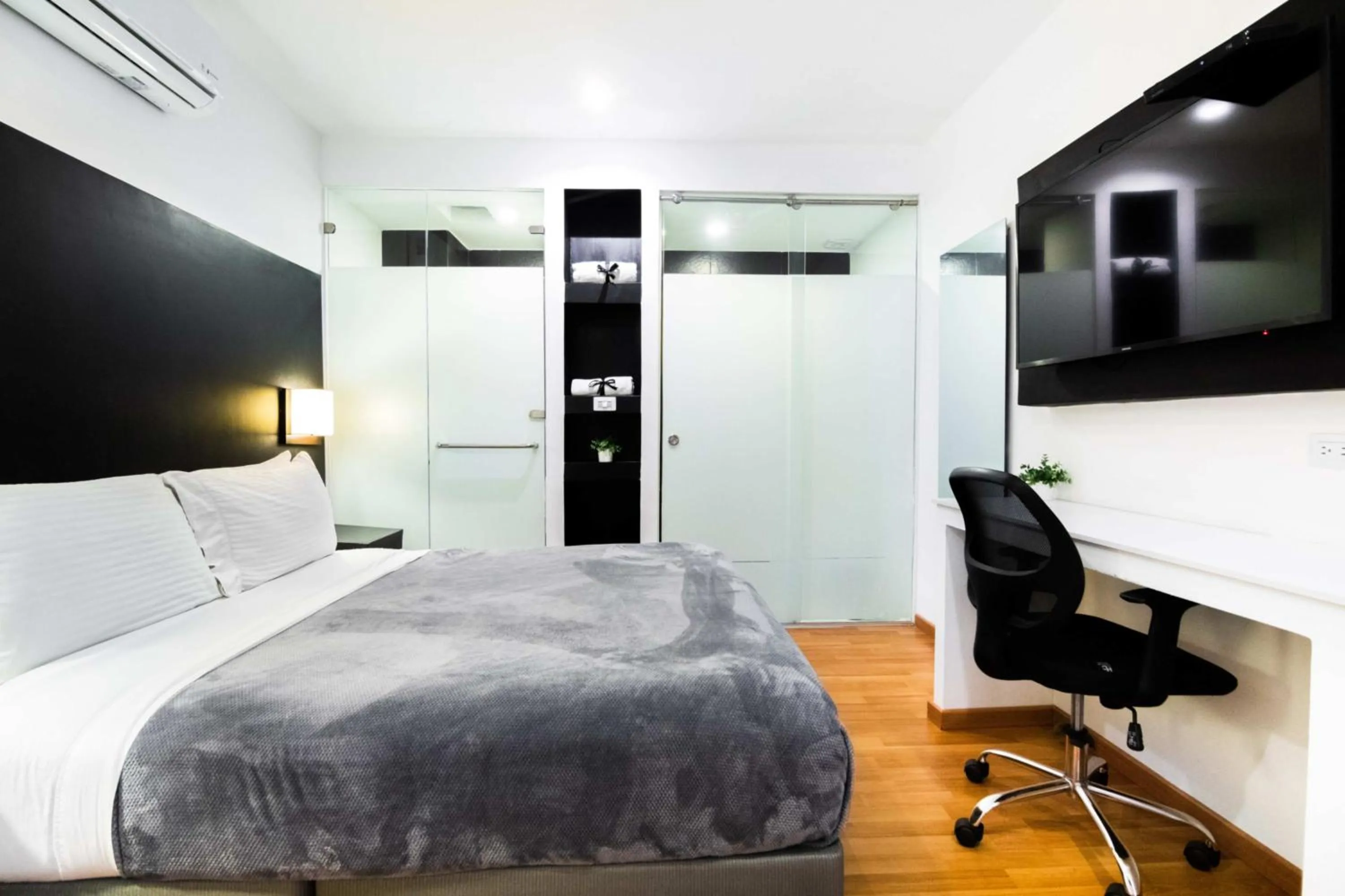 TV and multimedia, Bed in Hotel Z3 Pereira