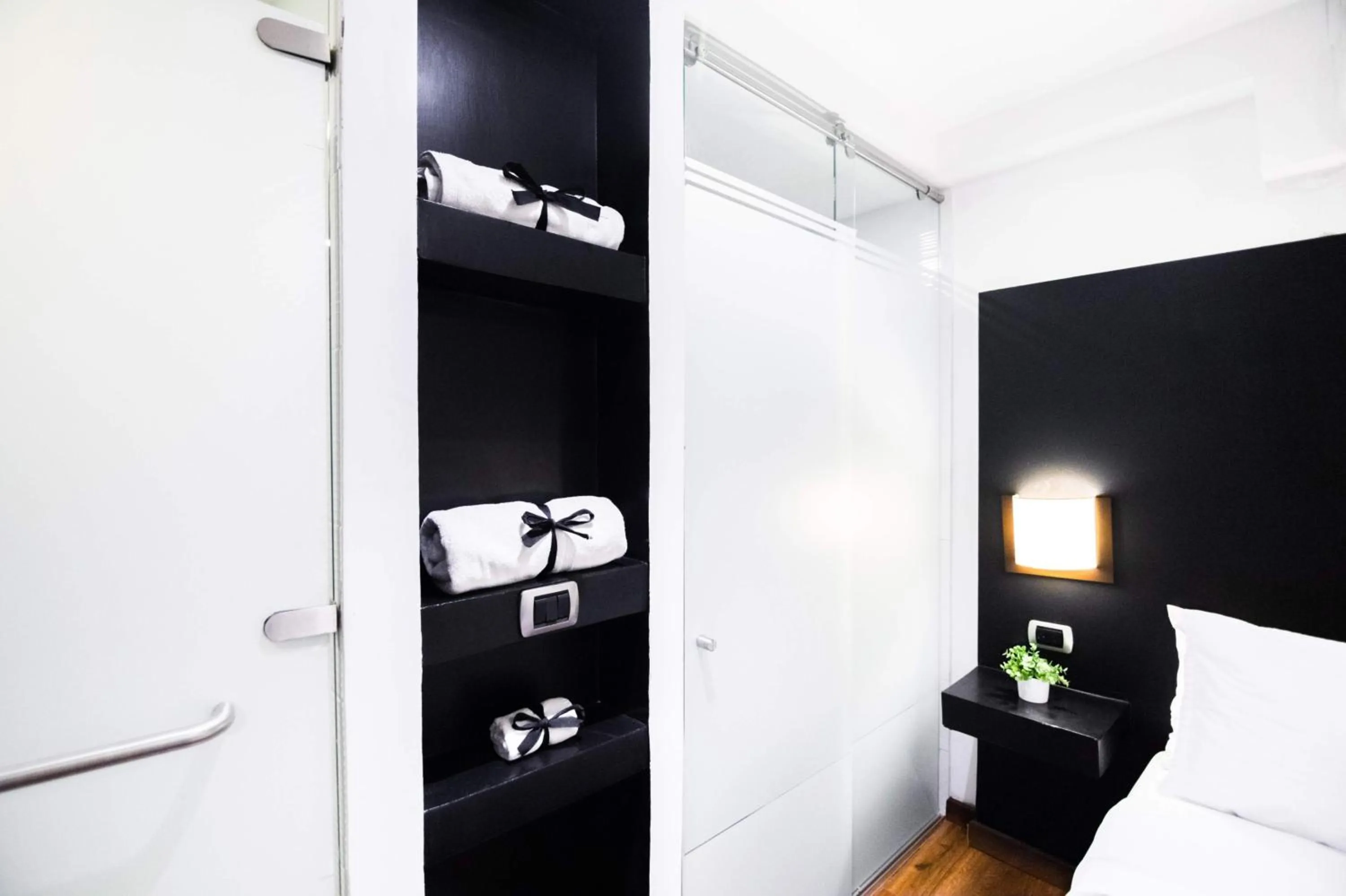 wardrobe, Bed in Hotel Z3 Pereira