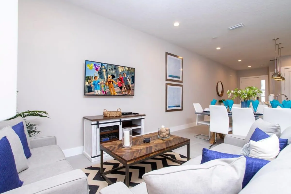 Gorgeous 4 Bedroom Family Friendly Close to Disney 7573