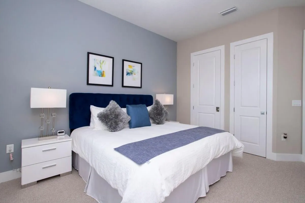 Bed in Gorgeous 4 Bedroom Family Friendly Close to Disney 7573