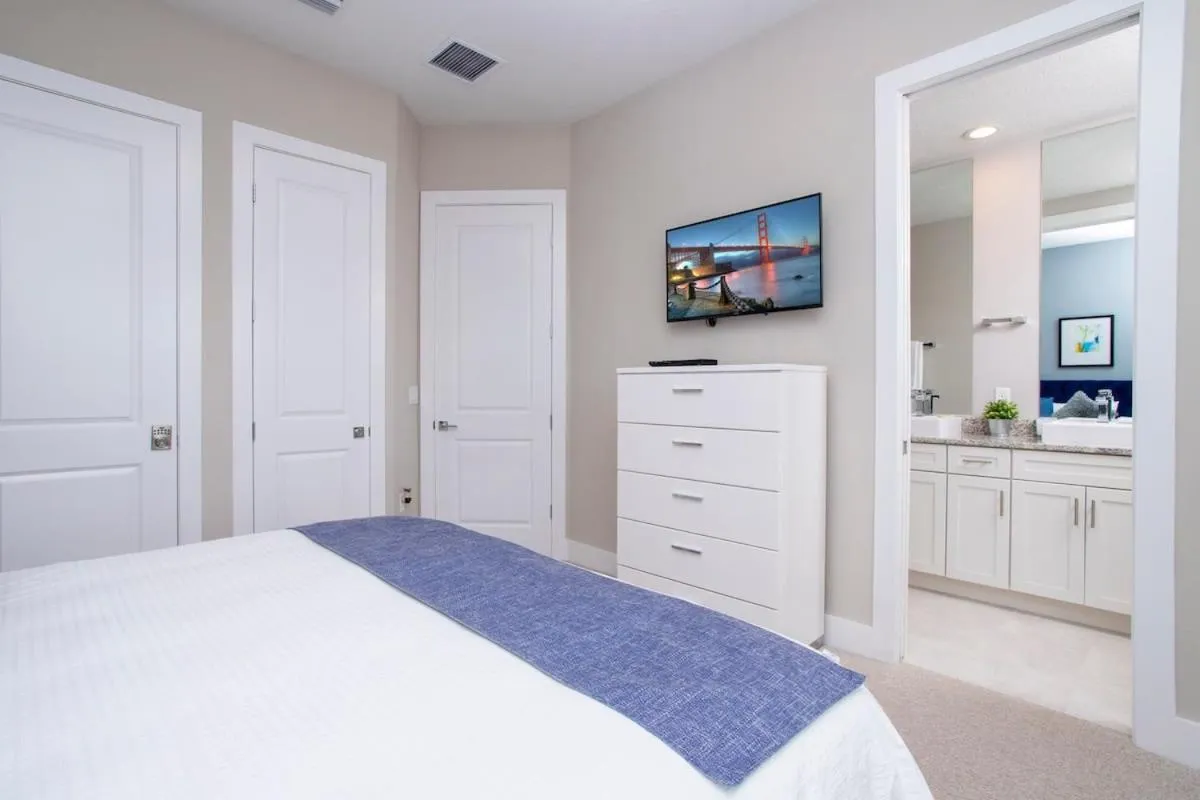Bed in Gorgeous 4 Bedroom Family Friendly Close to Disney 7573