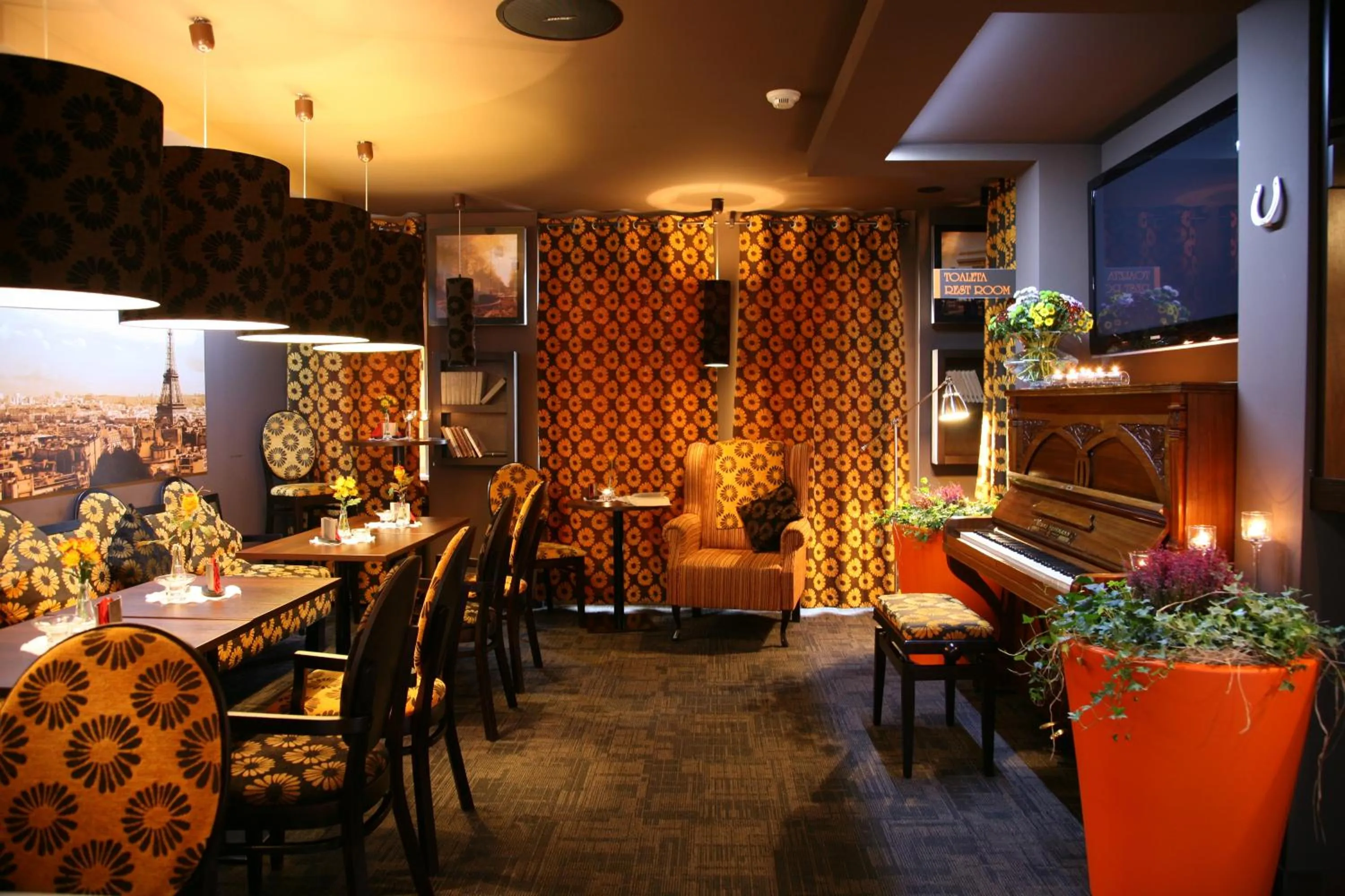 Restaurant/places to eat in Hotel Atrium