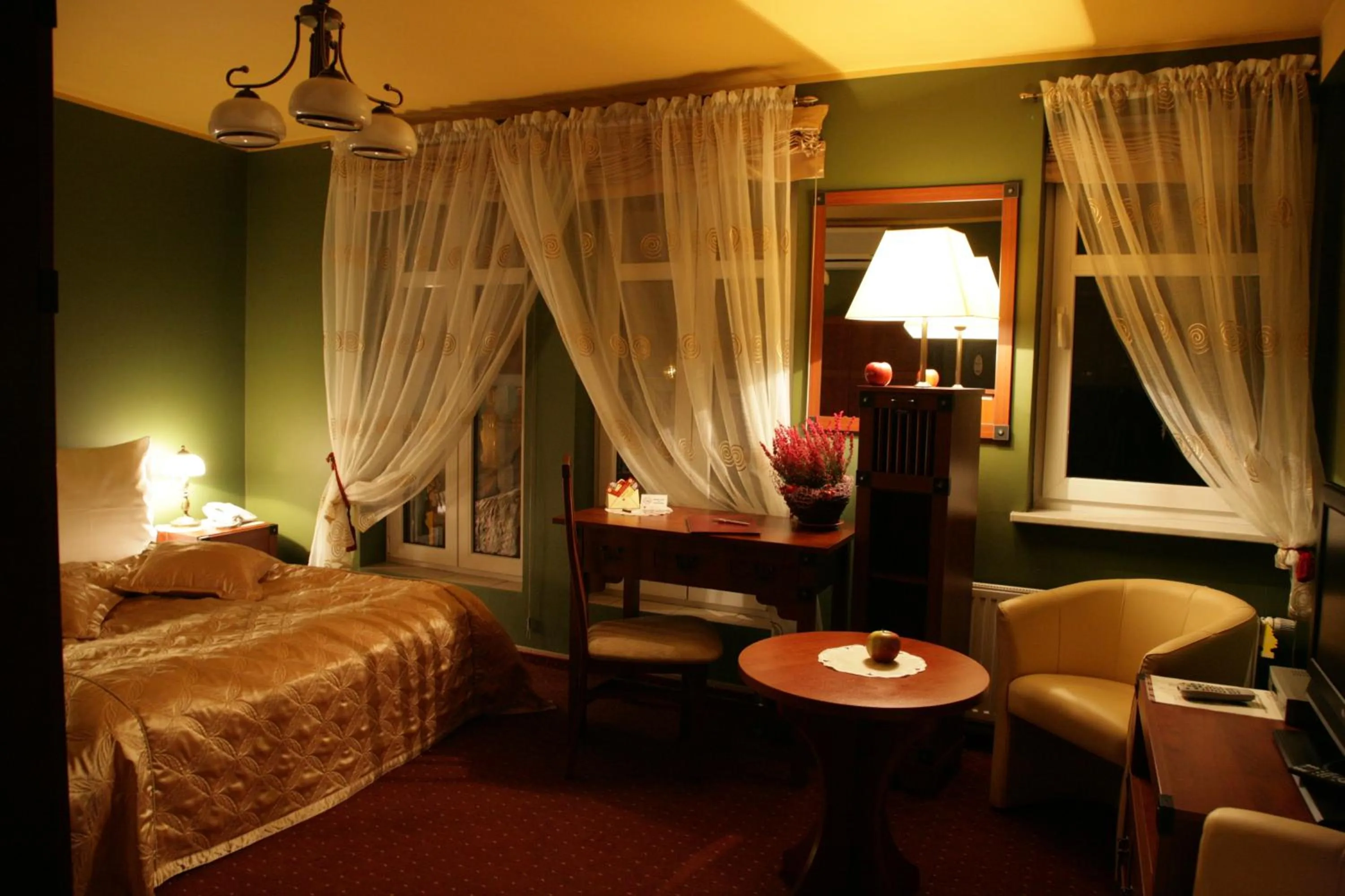 Seating area, Bed in Hotel Atrium