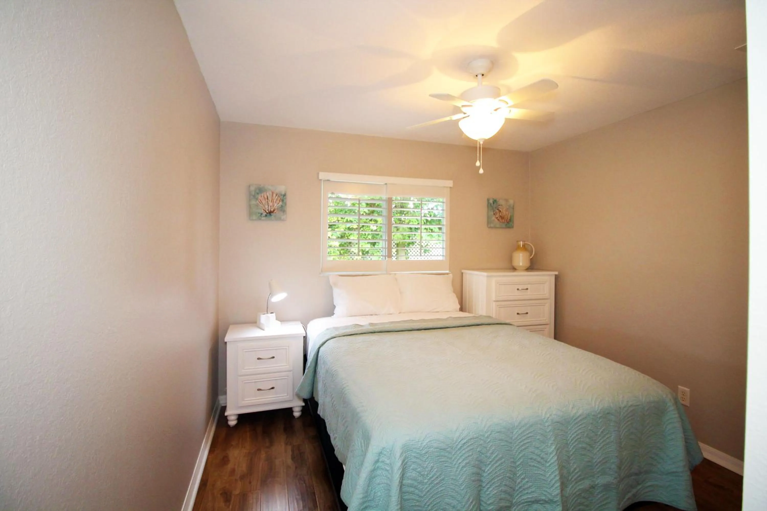 Bedroom, Bed in Heated saltwater pool, newly furnished, close to shopping and more - Villa Tropical Paradise