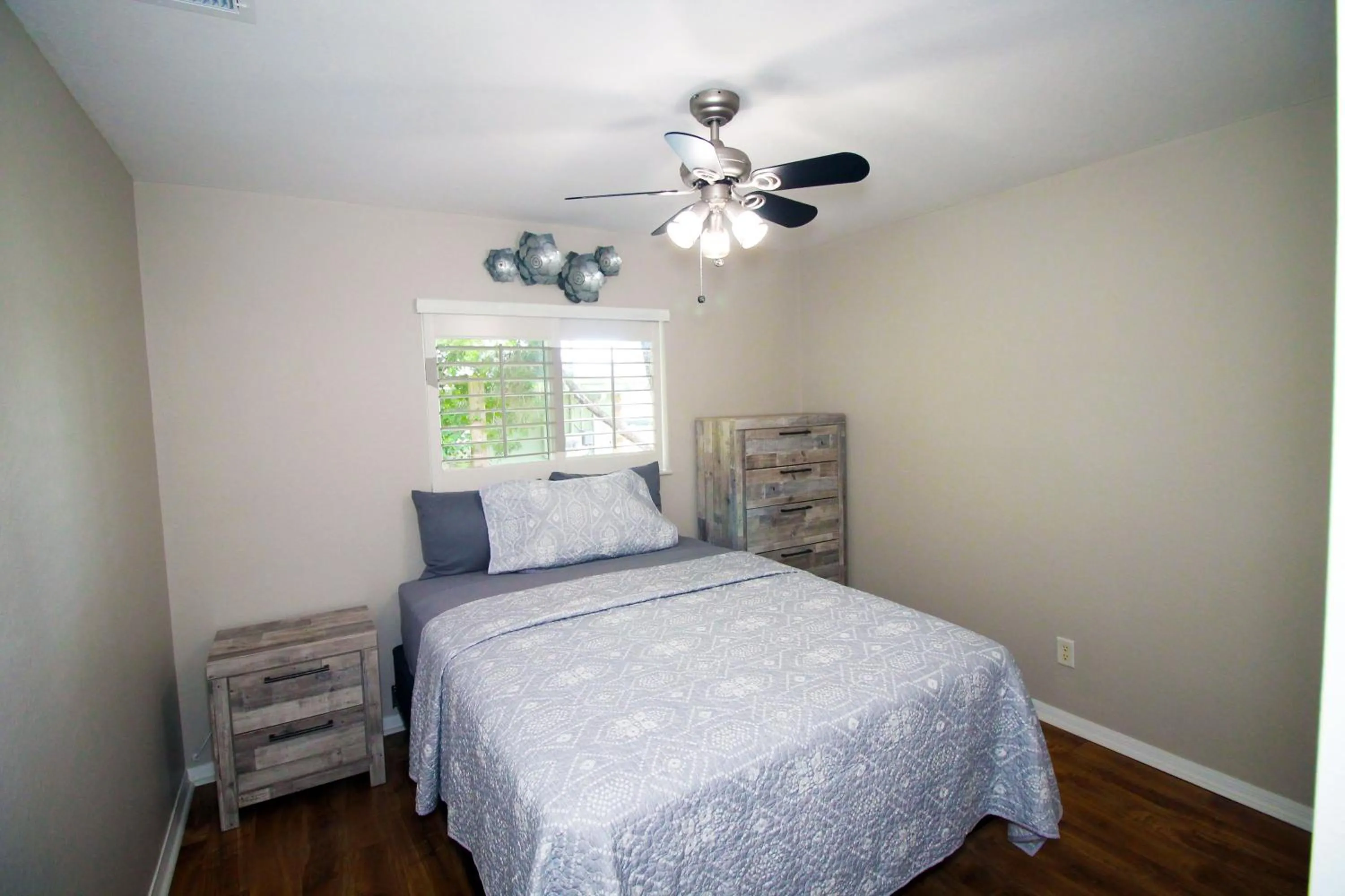 Bedroom, Bed in Heated saltwater pool, newly furnished, close to shopping and more - Villa Tropical Paradise